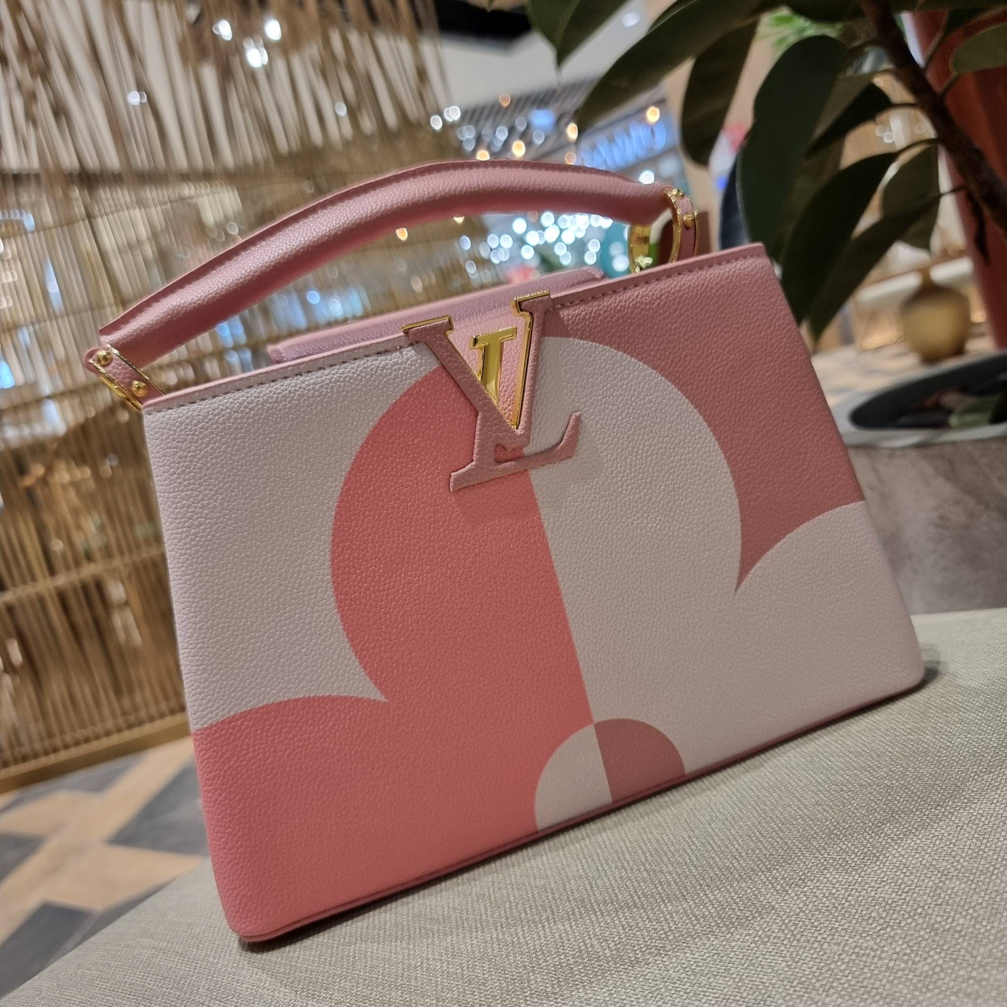 LV capucines top handle ที่สุดของความสวยในราคาเบาๆ กระเป๋าถือสุดหรู ดีไซน์ทรงคลาสสิค พร้อมลวดลายหรูหรา มาพร้อมหูจับในตัว ด้วยรูปทรงวินเทจและวัสดุหนังลูกวัว สัมผัสดี ขับผิว ทำให้ไอเท็มนี้สะกดทุกสายตาจริงๆ และยังมีลูกเล่นที่ฝาปิดกระเป๋า ที่สามารถปิด หรือสอด