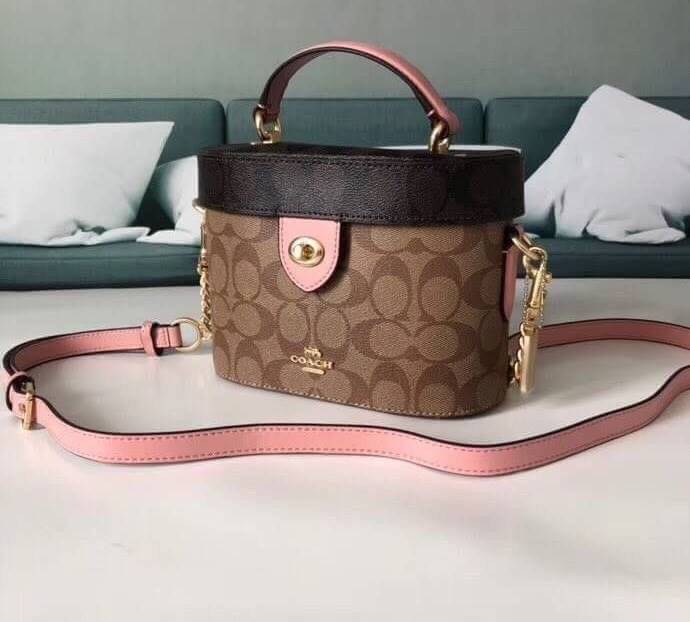 COACH KAY CROSSBODY IN SIGNATURE ((78277)) กลับมาอีกครั้ง! กระเป๋าหิ้ว//สะพายแบบครอสบอดี้ร์ หนังแท้นิ่มสวย เปิดปิดกระเป๋าแบบหมุนล็อค ภายในโล่งสามารถใส่กระเป๋าเงินใบกลางได้;มือถือได้ทุกรุ่น; มีช่องเล็กให้ใส่ของจุกจิก;ซัปในบุผ้าอย่างดีเลยค่ะ มาพร้อมสายสะพาย