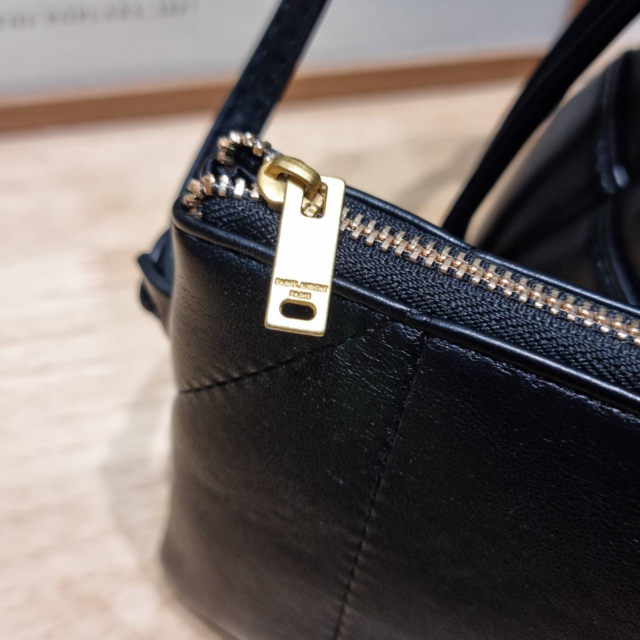 YSL jamie shopping bag ครบเครื่องตัวมัมเค้าใช้กัน ดีไซน์ใหม่! กับกระเป๋าสะพายใบใหญ่ เรียบหรู ดูปัง ดูแพง สีดำคลาสสิคตัดกับอะไหล่สีทองได้อย่างลงตัว