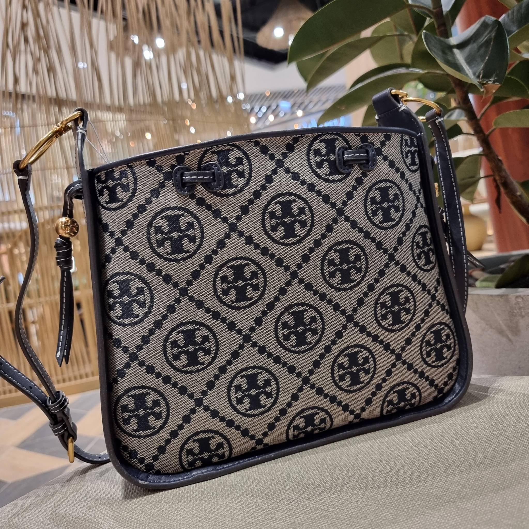 TORY BURCH T MONOGRAM JACQUARD BELL BAG คอลเลคชั่นใหม่ กับกระเป๋าลายโมโนแกรมยอดฮิต ที่มาในรูปทรงดีไซน์สวยเก๋ ชิคๆคูลๆ รับรองว่าไม่มีเกร่อ ตัวกระเป๋าทรงเหลี่ยม รูปเก็บทรงได้ในส่วนของปากกระเป๋า หรือไม่รูด ก็ได้ความสวยไปอีกแบบ วัสดุผ้า jacquard ตัดสลับหนังแท