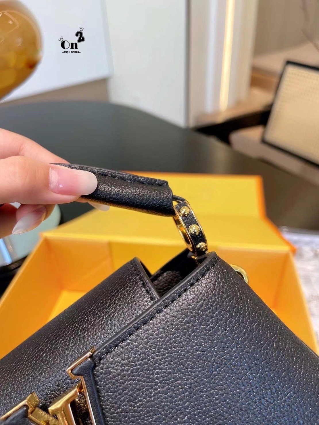 LV capucines top handle กระเป๋าถือสุดหรู ดีไซน์ทรงคลาสสิค อะไหล่สีทองปั้มทุกจุด มาพร้อมสายสะพายยาวงานจริงสวยทุกมุมเป๊ะปังมากค่ะ งานมาพร้อมหูจับในตัว ที่สุดของความสวยในราคาเบาๆ ด้วยรูปทรงวินเทจและวัสดุหนังลูกวัวสังเคราะห์ สัมผัสดี ขับผิว ทำให้ไอเท็มนี้สะกด