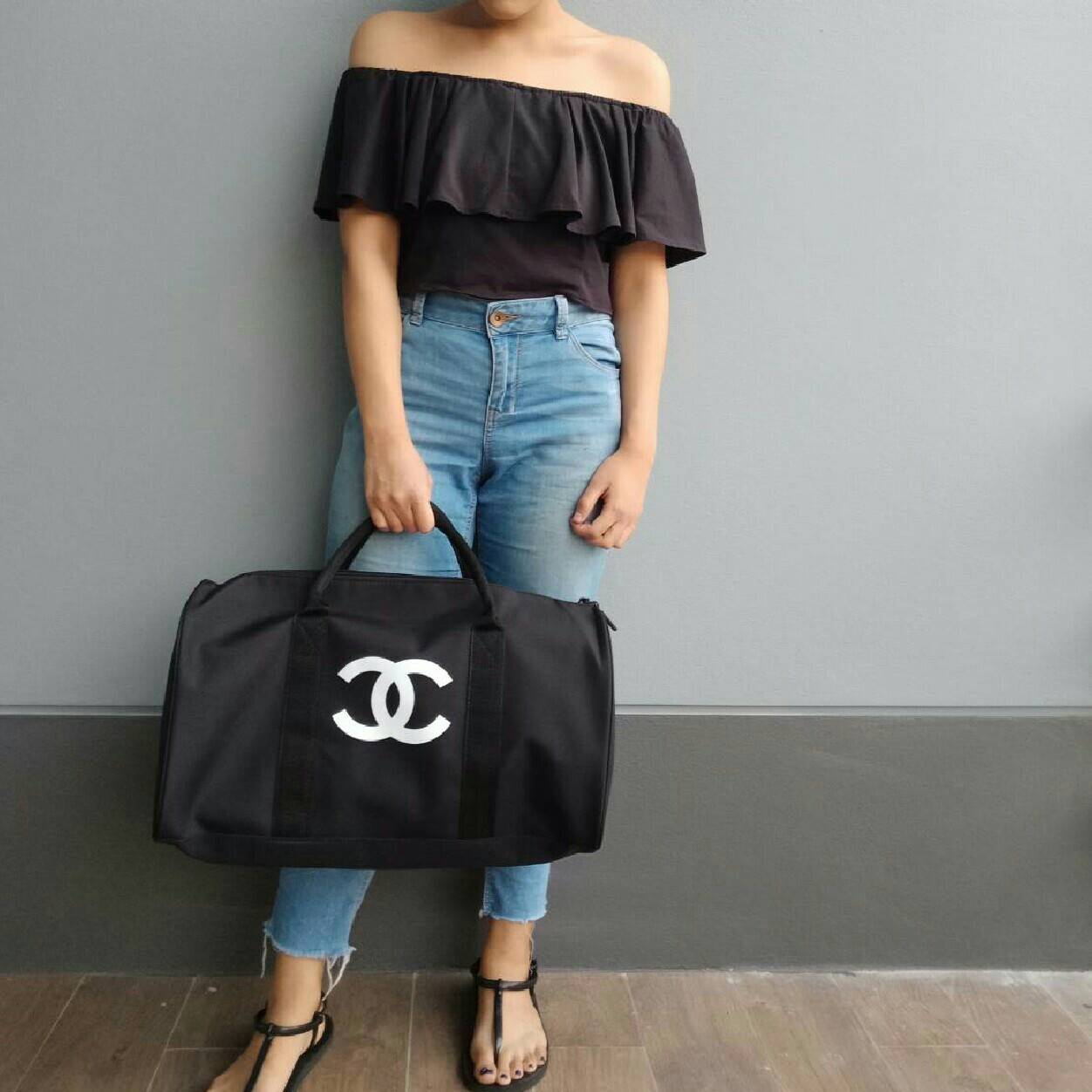 Best Seller ♡♡💃💃 กับทรง travel & fitness bag กับ Chanel VIP Gift Bag Travel Bag Gym Duffel Weekend จากงานพรีเมี่ยมกิ้ฟแบรนด์หรูอย่าง Chanel ของแท้100% ตัวกระเป๋าเป็นผ้า Oxford หนาอย่างดี สกรีนโลโก้แบรนด์ตัดสีขาว เปิดปิดด้วยซิ
