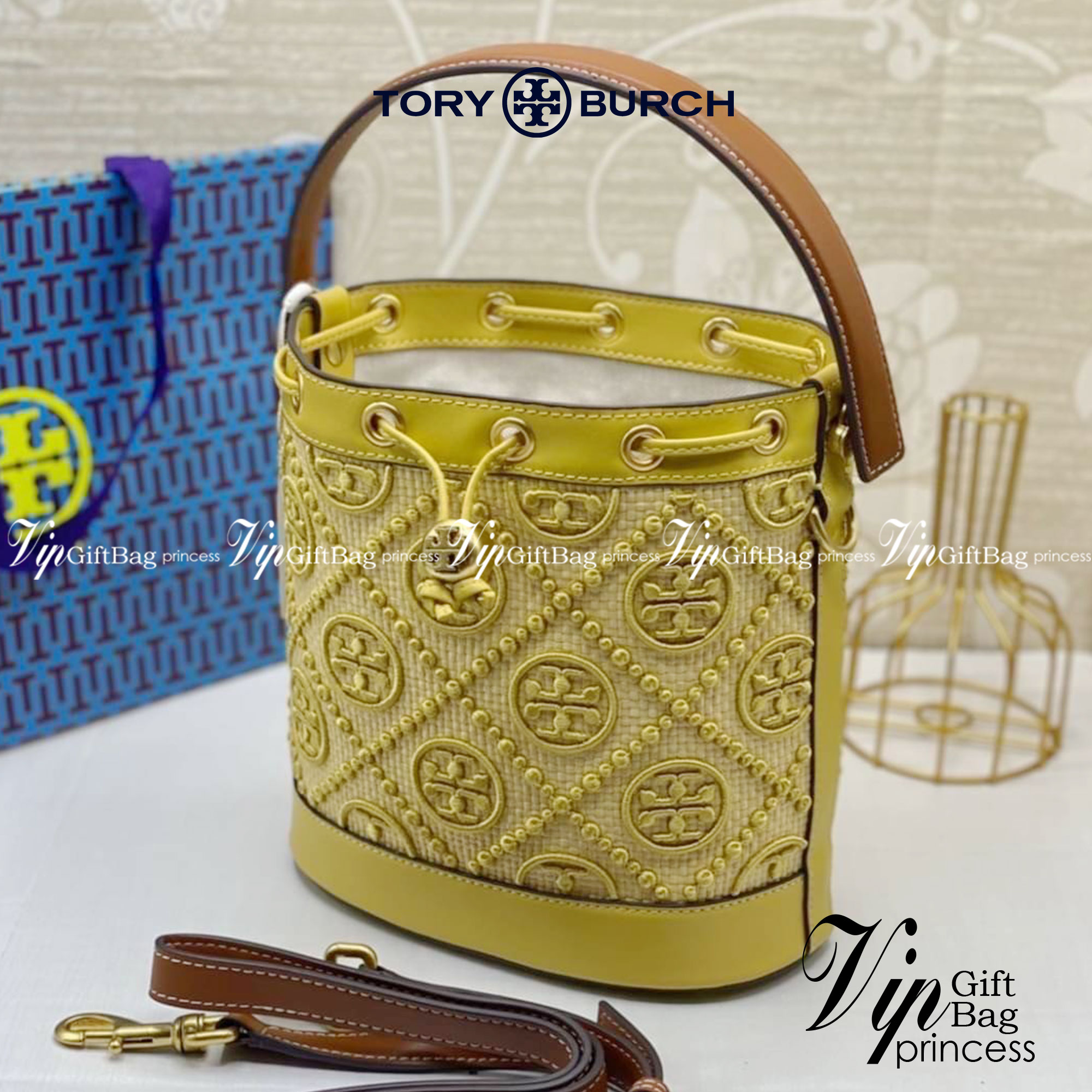 TORY BURCH T Monogram Straw Bucket Bag สีใหม่ โทนเหลืองทอง สวยหรู พร้อมเสิร์ฟความสวยให้ถึงบ้านแล้วน้า กระเป๋าบัคเก็ตทรงยอดนิยม ดีไซน์ใหม่ล่าสุด ยูนีคไม่เหมือนใคร ลายสานเต็มใบ พร้อมปักโลโก้เอกลักษณ์ โดดเด่น งานฝีมือมากๆ