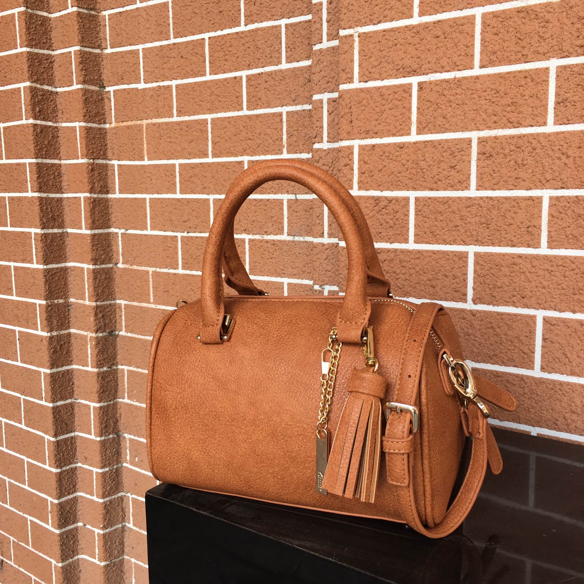 รุ่นใหม่ล่าสุด จากแบรนด์ KEEP ขนาด มินิ หนังลายสวยมากคะ ขนาดตอบทุกโจทย์การใช้งาน เห็นแล้ว #หลงรักเลยคะ ตัวกระเป๋าขนาดกำลังดี จุของคุ้ม น้ำหนักเบา ดูแลรักษา ตกแต่งด้วยพู่ ทำให้กระเป๋าน่ารักสุดๆ พร้อมสายสะพายยาว ภายในมีช่องซิป และช่องใส่ของจุกจิก 2 ด้าน เลย