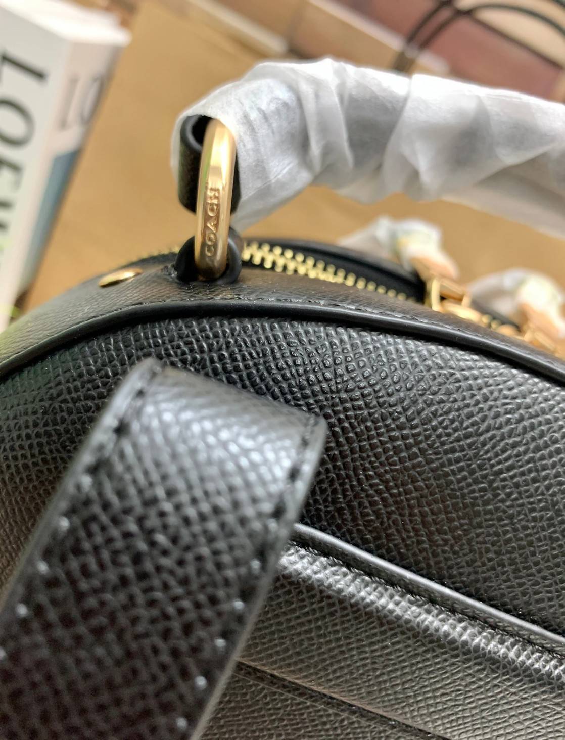 COACH JORDYN BACKPACK IN BLOCKED SIGNATURE ((76622//76624//76715)) พร้อมส่ง กระเป๋าสะพายหลังแบบมีหูหิ้ว หนังแท้ หนังนิ่มอย่างดีเลยค่า ด้านหน้ามีช่องซิปหนึ่งช่องสำหรับใส่ของจุกจิกนะคะ เปิดปิดช่องหลักแบบซิปคู่ หัวซิปมีหนังห้อยมาให้ ภายในกระเป๋าโล่งใส่สัมภาร