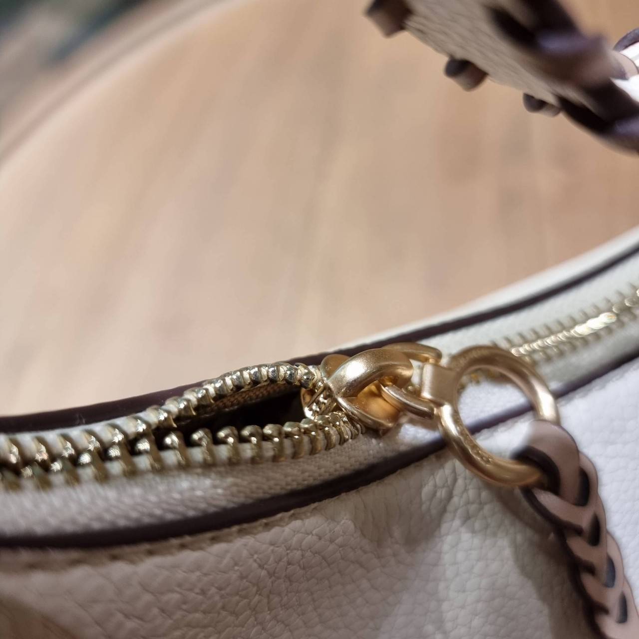 COACH C4108 BAILEY HOBO WITH WHIPSTITCH BEST SELLER ต้องมา!! กระเป๋าทรงโฮโบ ดีไซน์หรูหรา แมชท์ง่ายกับทุกไลฟ์สไตล์ วัสดุหนัง pepble หนังนิ่มสวย เปิด-ปิดด้วยซิปรูดใช้งานง่าย ภายในโล่งกว้าง สายคล้องสะพายไหล่ มีดีเทลน่ารักน่าใช้ ใช้งานสะดวกและง่ายต่อการใช้ชีว