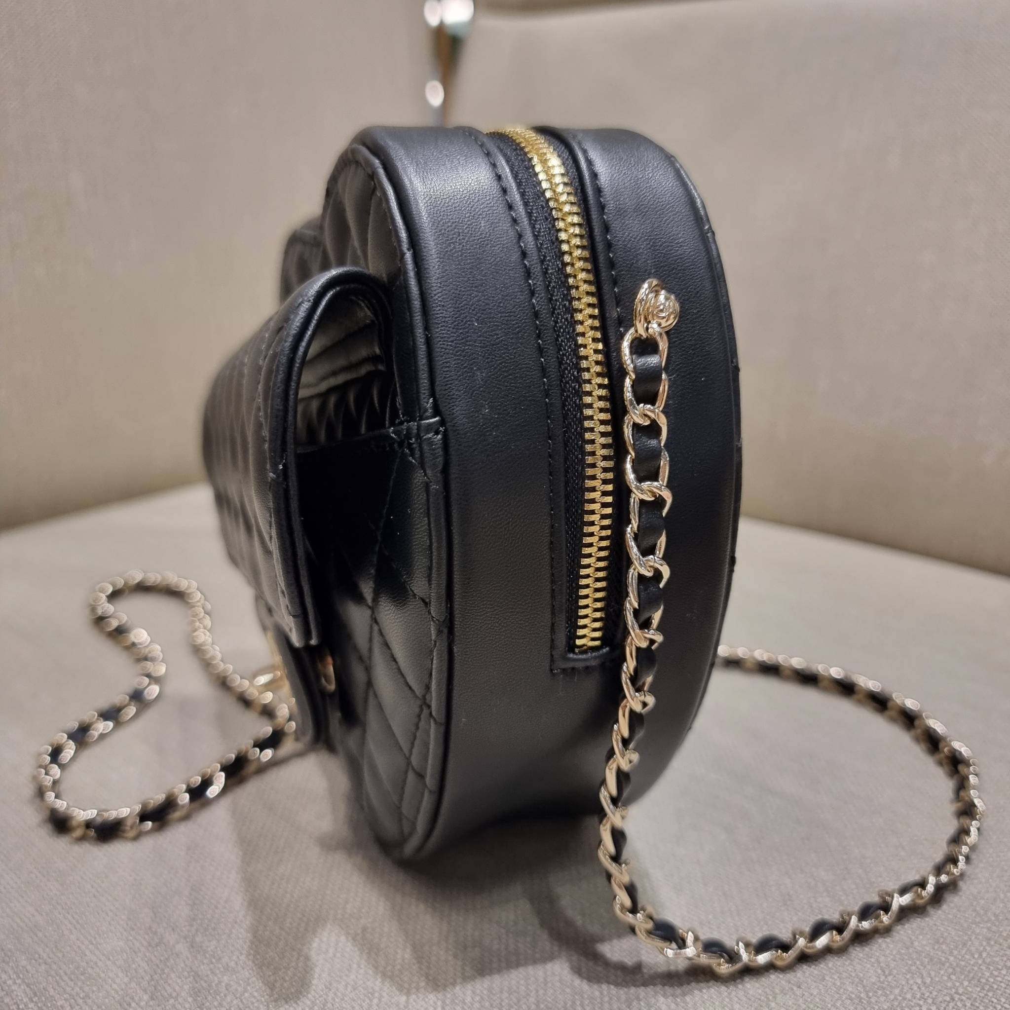 VIP 🥂 CHANEL Heart Bag Lambskin & Gold-Tone Meta ใหม่มาก สวยมาก มงมาก!! กระเป๋าสะพายสุดคิ้วท์ ที่ดีไซน์รูปทรงหัวใจไม่ซ้ำใคร น่ารักทุกสี น่าใช้ไปเลยแม่!! วัสดุหนังแกะฟอกสี เปิด-ปิดด้วยซิป ด้านหน้ามีช่องเก็บของจุกจิก ภายในเป็นช่องโล่ง ใส่มือถือ ใส่ก