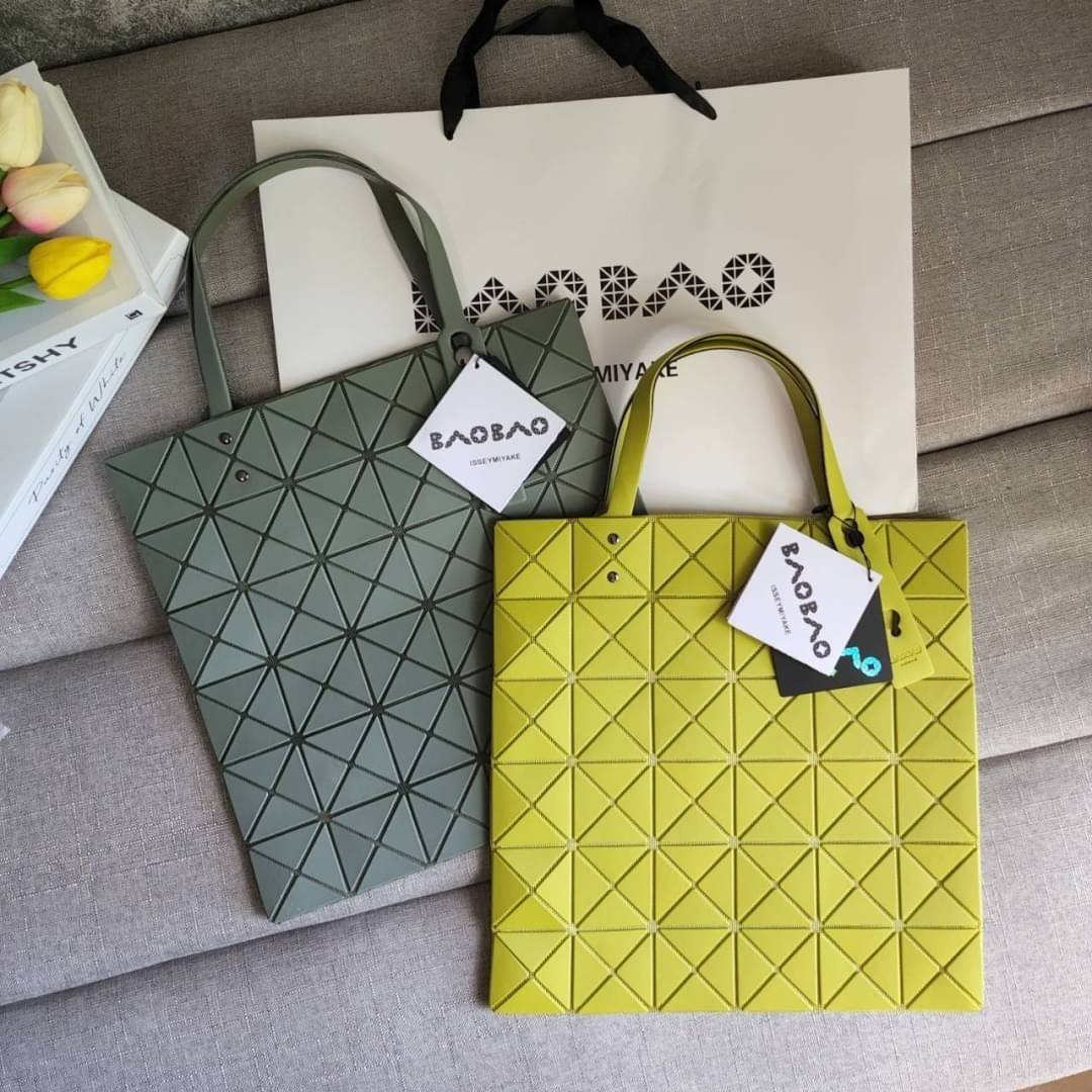 BAO BAO ISSEY MIYAKE LUCENT ONE-TONE กระเป๋า Bao Bao จากแบรนด์ดัง Issey Miyake แบรนด์แฟชั่นจากประเทศญี่ปุ่น ซึ่งมีสินค้ามากมายไม่ว่าจะเป็นเสื้อผ้า นาฬิกา น้ำหอม และที่ขาดไม่ได้นั่นก็คือ กระเป๋า Bao Bao ที่มีความพิเศษในเรื่องของวัสดุและดีไซน์ที่ครองใจสถาปน