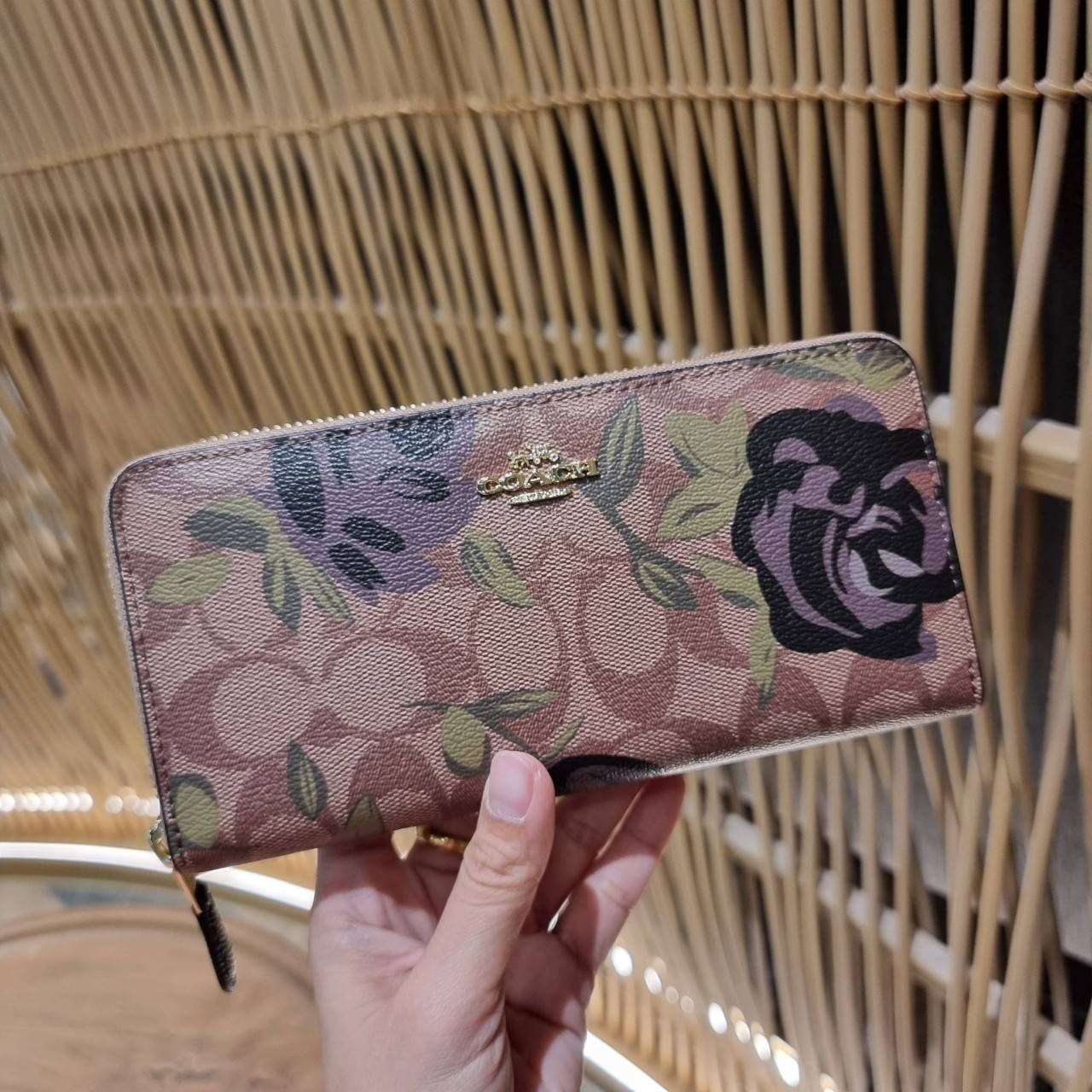 COACH ACCORDION ZIP WALLET IN SIGNATURE CANVAS WITH PRAIRIE ROSE / JUMBO FLORAL / CAMO ROSE FLORAL / MEDLEY BOUQUET PRINT ((F31572/F39189/F26290/F2859)) สวยคลาสสิคไม่มีใครเกิน!! กระเป๋าสตางค์ใบยาว ลวดลายสวย สีสันโดดเด่น วัสดุหนังแคนวาสเคลือบ เปิด-ปิดด้วยซ