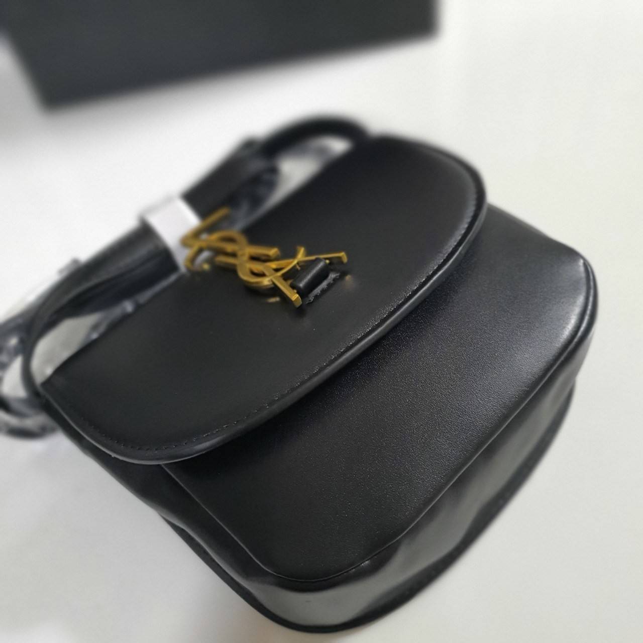 VIP 】YVES SAINT LAURENT YSL BAG VIP GIFT WITH PURCHASE (GWP) พรีเมี่ยมกิ้ฟ Limited Edition จาก YSL DUTY FREE COUNTER วัสดุหนังPu ทรงสี่เหลี่ยมหนังสวยหรูอยู่ทรงเปิดปิดด้วยฝาปิดโลโก้แบรนด์อะไหล่ทองวินเทจ ภายในโล่งมีช่องหลัก และช่องใส่บัตรสามารถใส่มือถือของใ