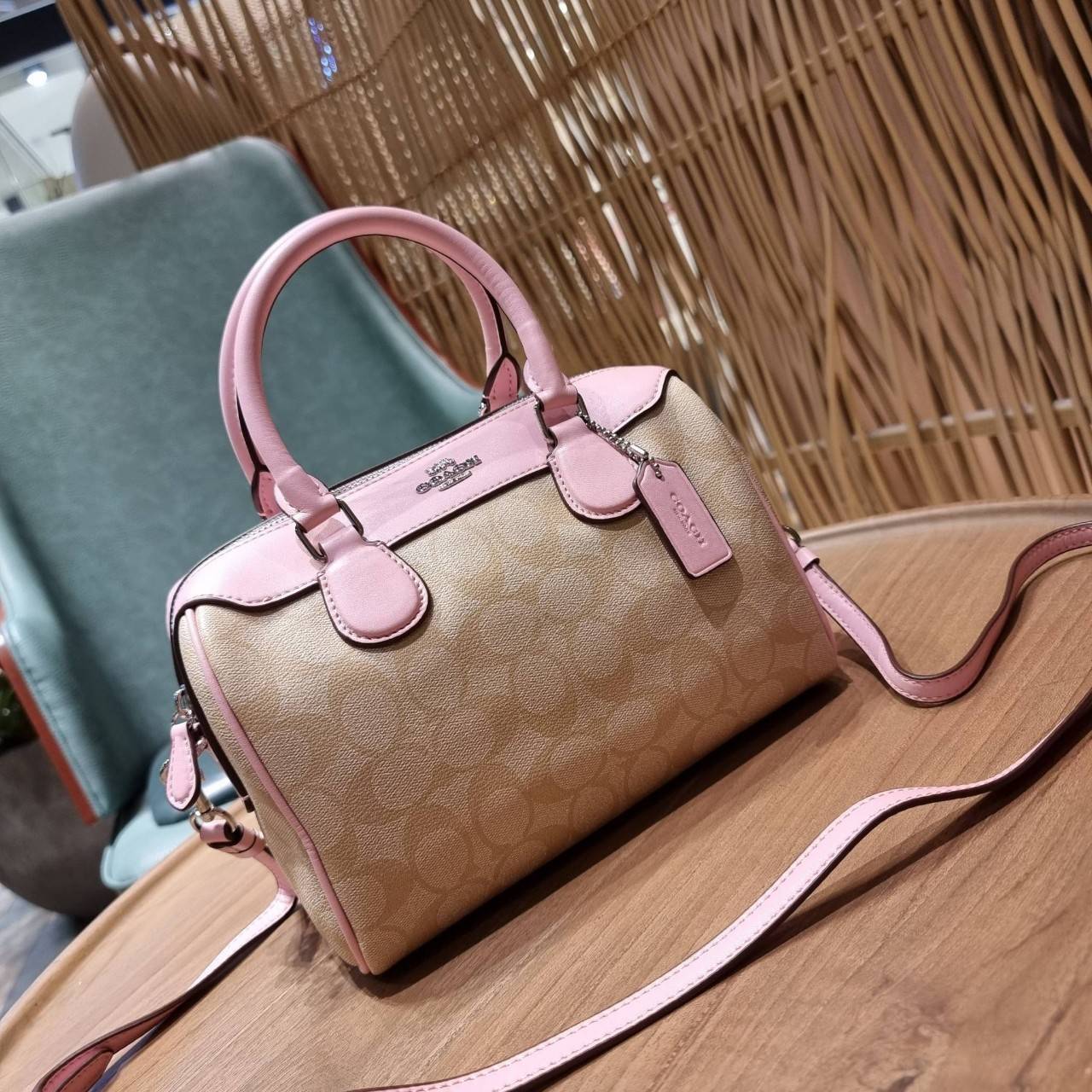 COACH F32203 MINI BENNETT SATCHEL IN SIGNATURE CANVAS กลับมาอีกครั้ง!! กับกระเป๋าทรงหมอนยอดฮิต 🥳 มีกี่สีก็ขายหมด วัสดุหนังแคนวาสเคลือบลาย ทรงสวยใช้งานได้ทุกโอกาส ภายในโล่งกว้างใส่ของได้เยอะ มีหูจับในตัว และสายสะพาย crossbody ปรับได้ตามตัว ใบนี้ไม่