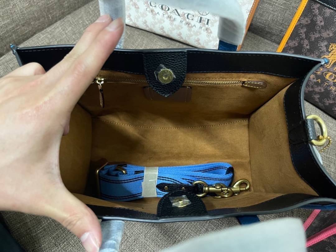 COACH FIELD TOTE 30 WITH HORSE AND CARRIAGE PRINTAND CARRIAGE BADGE 📣พร้อมส่งที่ไทย ใหม่ล่าสุด บอกเลยสีสวย สุดคลาสสิคมากๆ