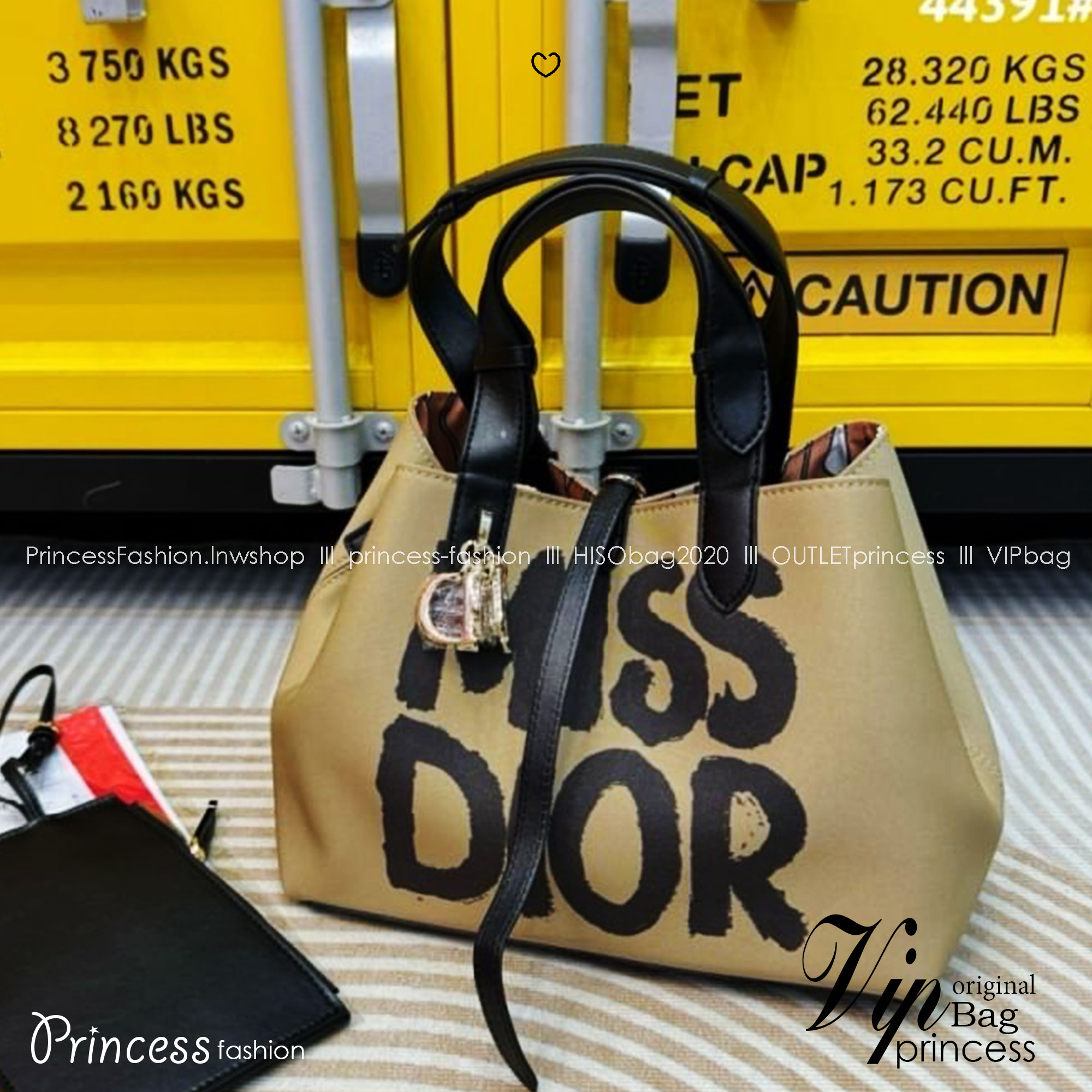 Dior Toujours Tote Bag Graffiti Printed กระเป๋าทรงโท้ทรุ่นใหม่สุดฮิต พร้อมใบเล็ก ดีไซน์ใหม่ล่าสุด ที่มีทั้งความละมุนและหรูหราในตัว ใช้งานง่าย ด้านในกระเป๋ากว้างมาก จุของได้สบายๆ