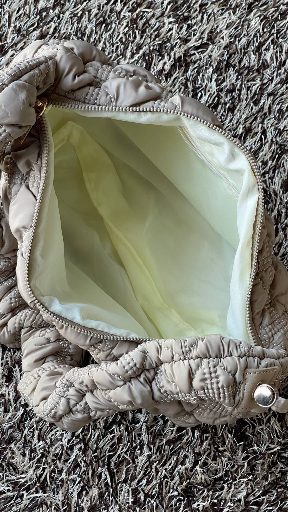 Cozy Shoulder Bag / Carlyn Bag 2022 สายแฟชั่นเกาหลีห้ามพลาด‼️ เป็นกระเป๋าที่กำลังได้รับความนิยมอย่างมากในเวลานี้ ถูกออกแบบมาให้มีลักษณะนุ่มนิ่มไม่ต่างจากพัฟเฟิลโค้ตหรือผ้านวม เลือกหยิบมาใช้ แมตช์เข้ากับคอสตูมได้ในแต่ละวัน