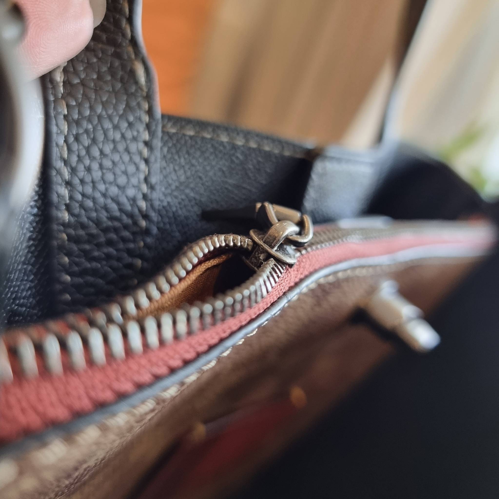 COACH C8561 C8869 WILLOW TOTE 24 IN COLOR BLOCK น้องสาวลุคลูกคุณมาแล้วจ้า กระเป๋าถือ/สะพาย ดีไซน์คัลเลอร์บล็อค ลงตัว เรียบหรู ใบจริงคือผู้ดี๊ผู้ดี ใช่ได้ทุกๆโอกาส วัสดุหนัง pepble อยู่ทรง เปิดปิดด้วยตัวบิดล็อค และอีกฝั่งเป็นกระดุมแม่เหล็ก ภายในโล่งกว้าง ใ