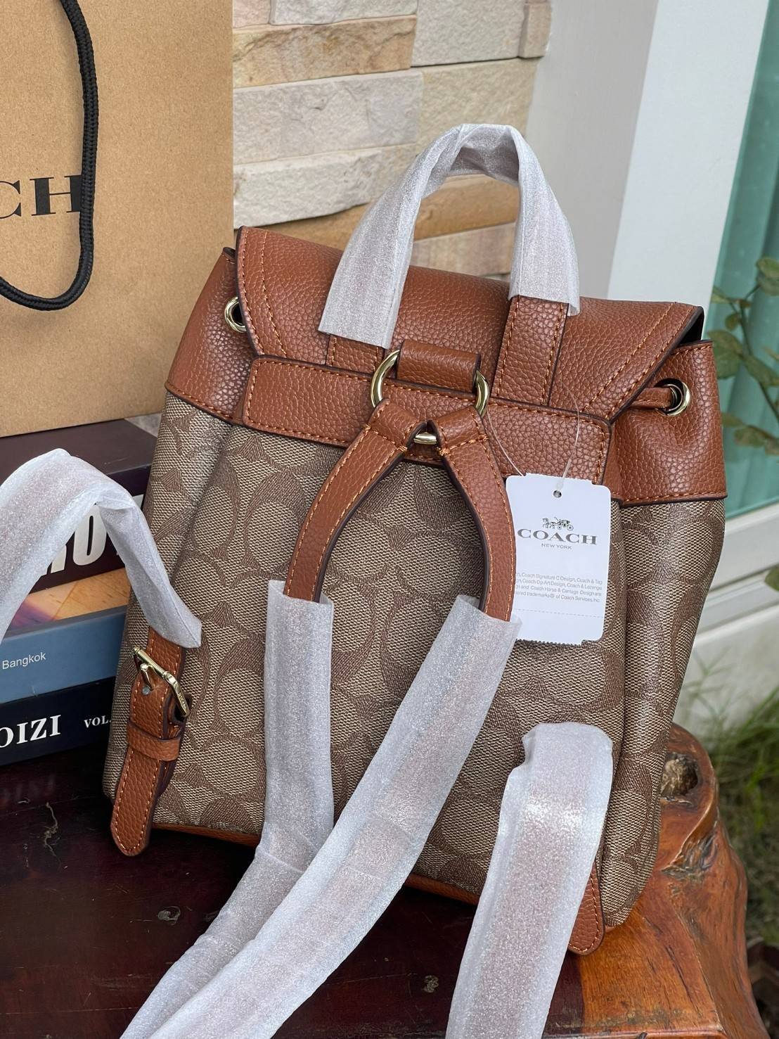 COACH PENNIE BACKPACK 22 IN SIGNATURE CANVAS(C4120) เป็นกระเป๋าอีกประเภทหนึ่งที่ Coach ผลิตและออกแบบได้อย่างมีเอกลักษณ์ สาว ๆ คนไหนที่ชอบพกของเยอะและต้องการกระเป๋าที่ให้ความคล่องตัว ทะมัดทะแมง ต้องเป็นกระเป๋าเป้แบบนี้เลยค่ะ แม้จะให้ลุคที่ทะมัดทะแมง แต่ก็ม