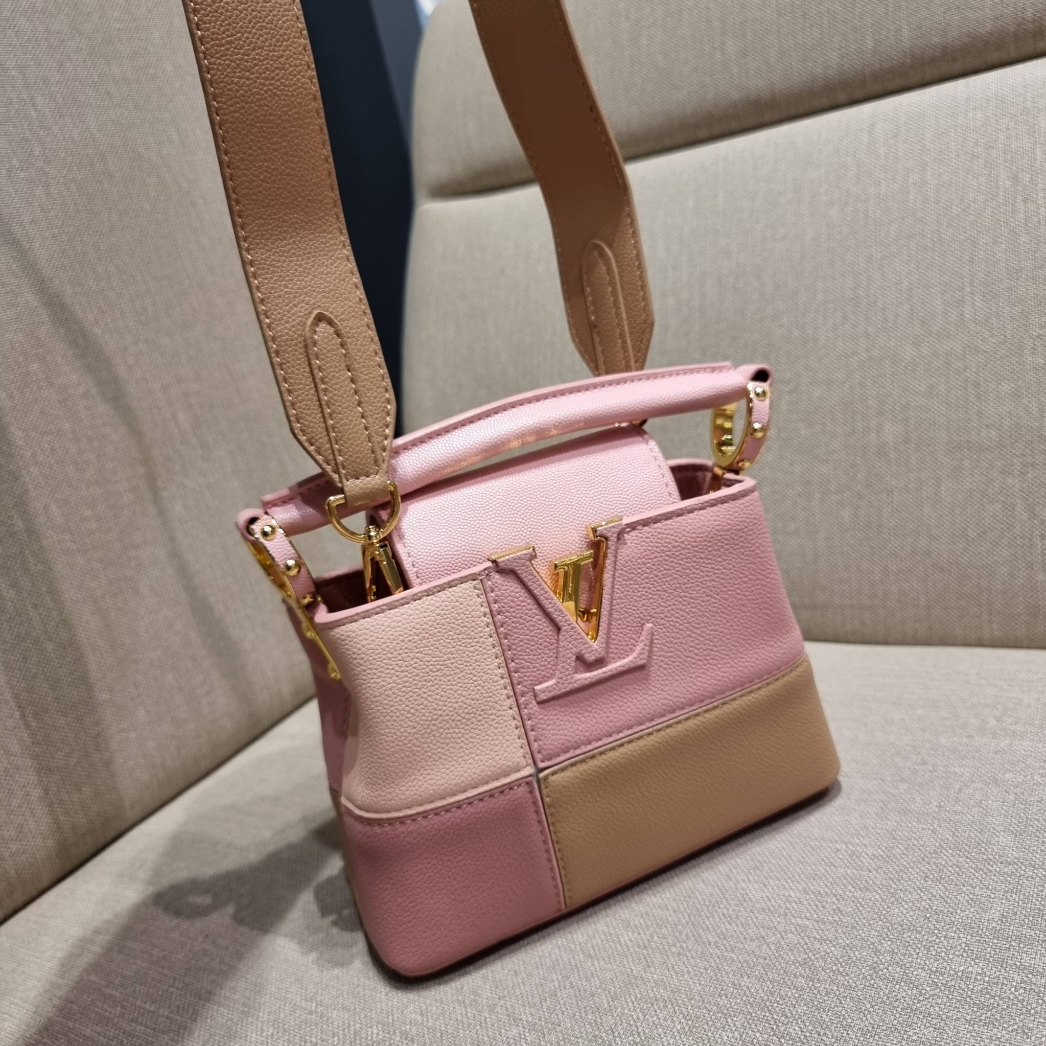 LV capucines mini top handle VIP ที่สุดของความสวยในราคาเบาๆ กระเป๋าถือสุดหรู ดีไซน์ทรงคลาสสิค ที่รอบนี้มาในไซส์มินิ ดีงามม้ากกกก!! มาพร้อมหูจับในตัว ด้วยรูปทรงวินเทจและวัสดุหนังลูกวัว ขับผิว ทำให้ไอเท็มนี้สะกดทุกสายตาจริงๆ และยังมีลูกเล่นที่ฝาปิดกระเป๋า ท