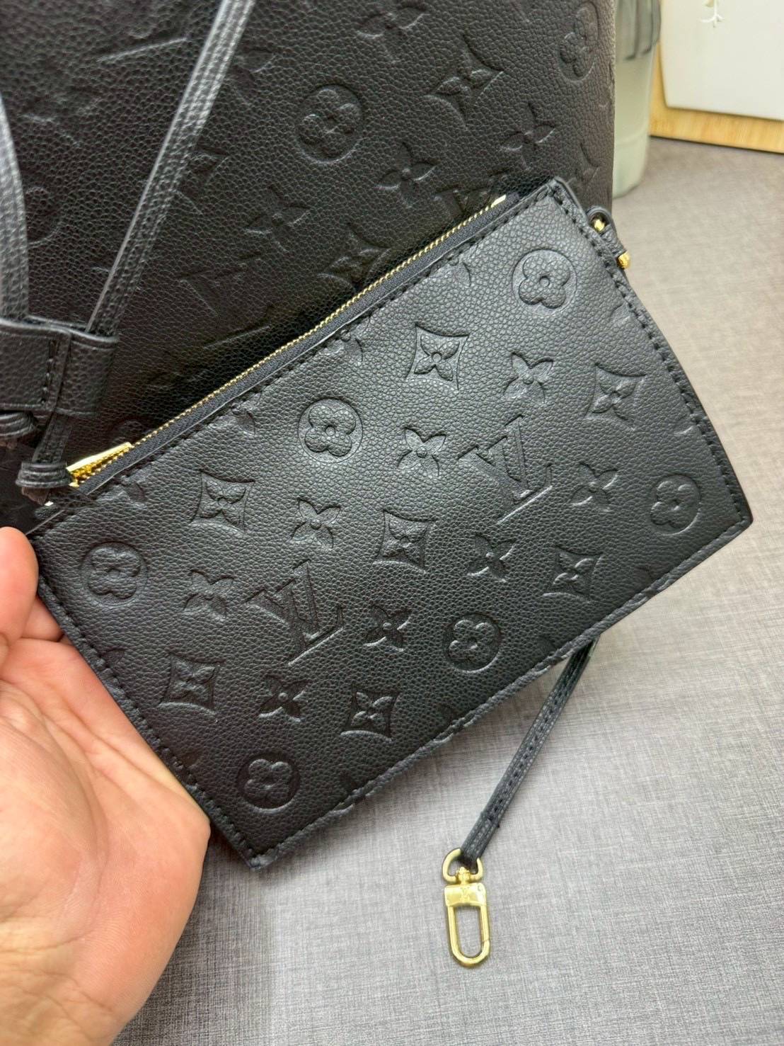 ORI หนังแท้ | LV NeoNoe MM Bucket bag Monogram Flower กระเป๋าสะพายทรงบัคเก็ต ลาย Monogram Flower โดดเด่นเพิ่มสไตล์ มีเสน่ห์ชวนหลงใหล