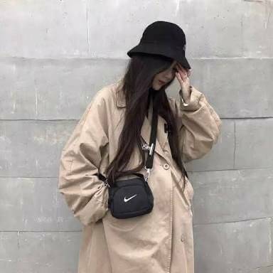 Nike mini swoosh shoulder bag กระเป๋าถือหรือสะพาย ขนาดมินิ ดีไซน์สุดเก๋จากNike แบรนด์sport สายสกรีนโลโก้แบรนด์ปรับระดับฟรีไซส์ได้ มีช่องซิปใช้งานหลายช่อง พร้อมตัวหนีบแบรนด์ในเซทเฉพาะรุ่น ใส่ไอโฟนพลัส ของจุกจิกแยกใส่ได้เป็นสัดส่วน อีกหนึ่งรุ่นลิมิเตทที่ใช้