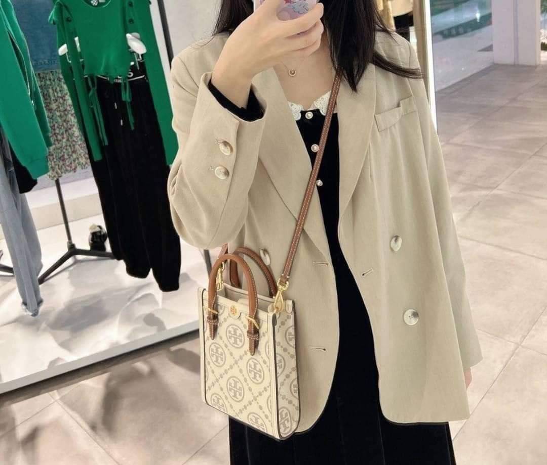 TORY BURCH T MONOGRAM EMBOSSED MINI TOTE สุดหรูกับกระเป๋าสะพายทรงโท้ท ไซส์มินิ ที่สร้างความหรูหราให้ตัวกระเป๋าด้วยดีเทลลายนูน แต่งแต้มลวดลายเอกลักษณ์ สีลูกคุณมากๆ!! วัสดุหนังแท้ ผิวสัมผัสดี ปากกระเป๋ามีแถบแม่เหล็กกันของหล่นได้ ภายในโล่ง ใส่ของจำเป็นได้ โท