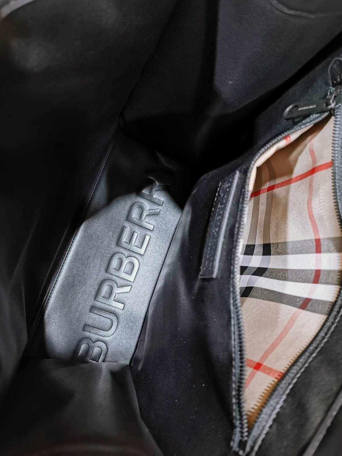 VIP 】ห้ามพลาด! พร้อมส่ง Rare Items! NEW ARRIVAL! BURBERRY FRAGRANCES MONOGRAM TOTE BAG VIP GIFT WITH PURCHASE (GWP) Limited Edition จาก BURBERRY PURFUME COUNTER วัสดุหนังแท้และ POLYAMIDE ขึ้นลาย TB Monogram ประดับโลโก้ด้านหน้า ใบใหญ่จุใจ ใส่หนังสือ เอกสาร