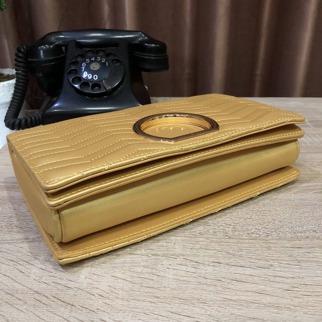 New 2018! PEDRO METAL DETAIL SHOULDER BAG กระเป๋าสะพายทรง คลัช ขนาดกำลังดี ดูหรูหรา หนังpuลายตะเข็บดีเทล สวยยค่ะ เปิด-ปิดด้วยแม่เหล็ก ภายในมี 2 ช่อง และช่องซิปเล็ก จุของได้เยอะ อยู่ทรงแข็ง สายสะพายมีที่รองบ่า จะสะพายหรือสายสามารถเก็บแล้วถือเป็นคลัชออกงาน 