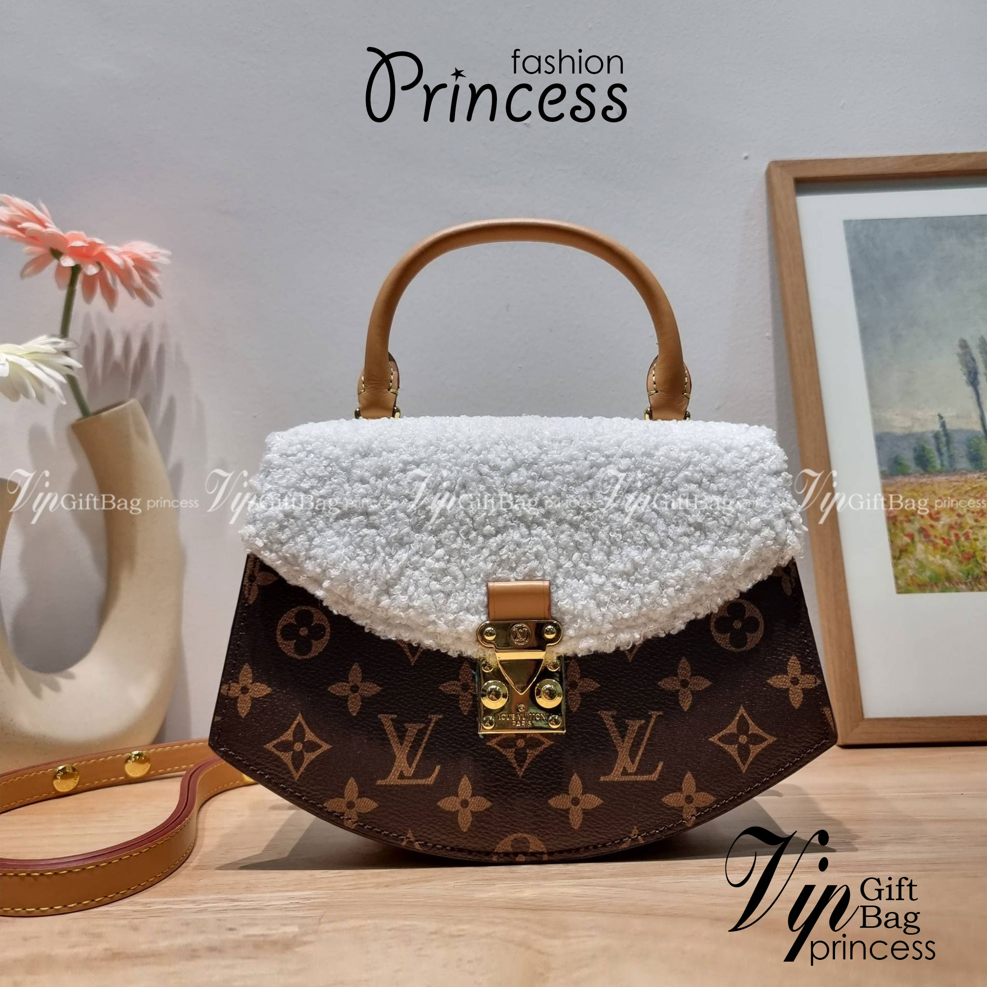 LV EDEN FLEECE bag / LV CROSSBODY HAND BAG กระเป๋าสะพายดีไซน์ใหม่ แรร์ไอเท็มที่สาวๆต้องมี! ดีไซน์ตกแต่งขนฟูนุ่ม วัสดุหนังแคนวาส เปิด-ปิดกระเป๋าด้วยอะไหล่กดล็อค ภายในเป็นช่องโล่ง มีช่องซิปแยก มีหูจับในตัวและสายครอสบอดี้มาให้ ใช้งานง่าย เหมาะกับทุกสไตล์การแ
