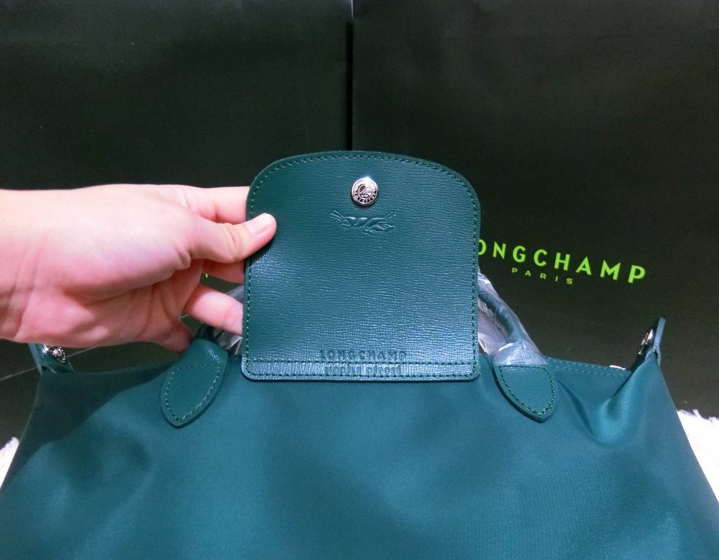 Longchamp Size S สินค้าใหม่ ของแท้!! เป็นล็อตผลิตเกินออเดอร์จากโรงงาน มาพร้อมการ์ด/ถุงผ้าแบรนด์/ถุงกระดาษแบรนด์ Size S: 25 x H. 23 x 16 cm. Color: Emerald Green 033