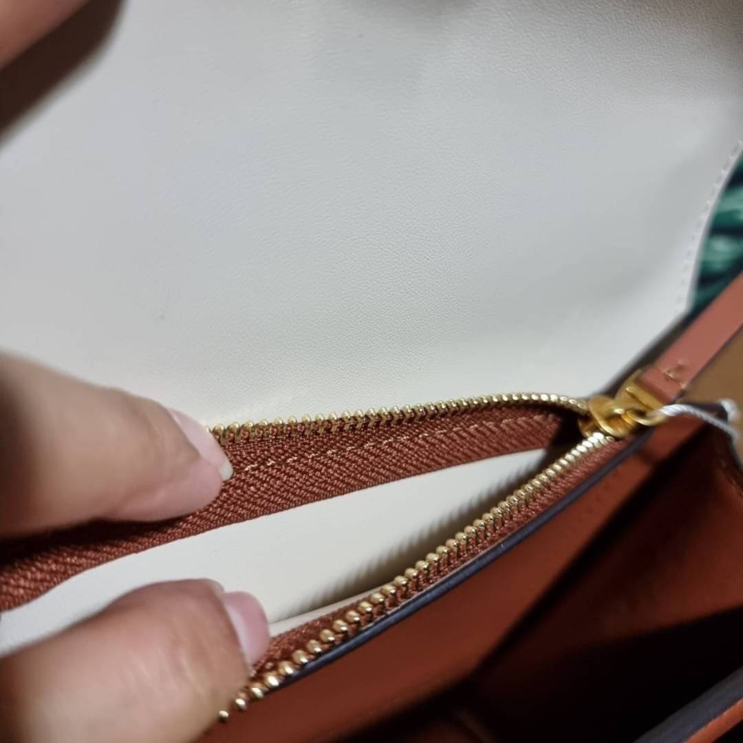 TORY BURCH ELEANOR SMALL CONVERTIBLE SHOULDER BAG ฮอตไอเท็ม รุ่นนี้ขายดีขายหมด สวยหรู คุณหนู ผู้ดี!! หายากมากแล้วน้า กระเป๋าสะพายข้าง ดีไซน์อยู่ทรง ขนาดกำลังสะดวกใช้สำหรับสาว วัสดุหนังแท้เต็มใบ สีทูโทน เปิด-ปิดด้วยแถบแม่เหล็ก ภายในแบ่งสัดส่วนได้เป็นอย่างด