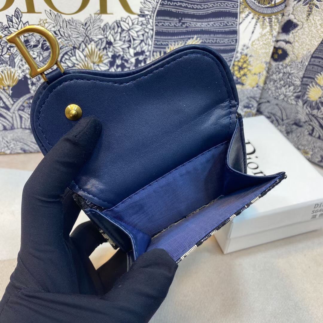 VIP 🥂DIOR Wallet Saddle Lotus / Dior tri-fold wallet กระเป๋าสตางค์ 3 พับทรงตั้ง มีช่องใส่เหรียญ ใส่การ์ด ใส่ธนบัตรได้ ครบเลยค่ะ วัสดุหนังแท้ และผ้า Jacquard อย่างดี ทอสวยงาม ผสมผสานความสง่างามและคลาสสิกที่เข้ากับยุคสมัย ภาพสินค้าถ่ายจากงานขายจริง 