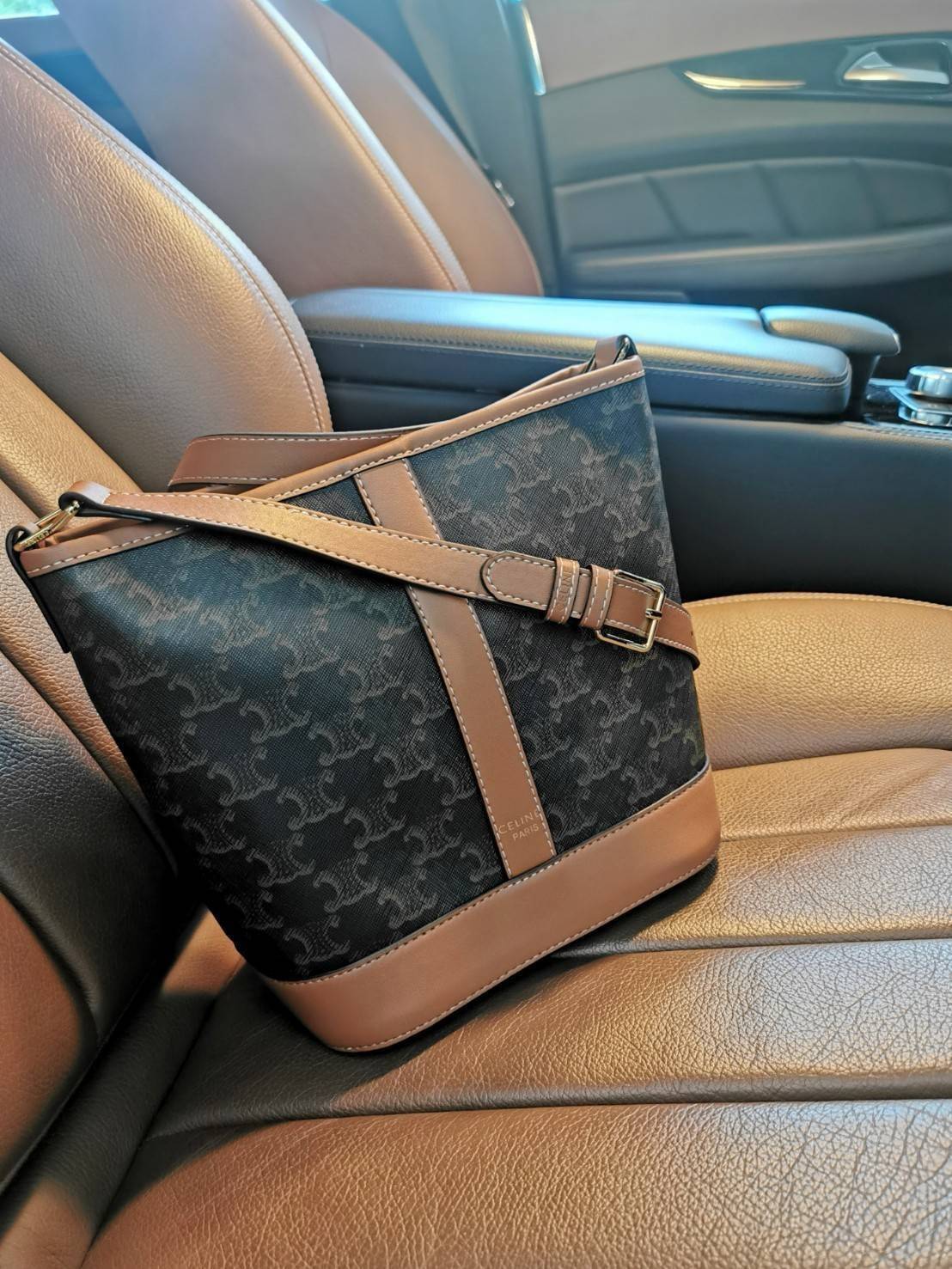 CELINE BUCKET BAG VIP GIFT WITH PURCHASE (GWP) พรีเมี่ยมกิ๊ฟ Limited Edition จาก CELINE HAUTEPARFUME DUTYFREE COUNTER วัสดุ TRIOMPHE CANVAS ดีไซน์สวยคลาสสิคไม่มีเอ้าท์เปิดปิดด้วยกระดุมภายในโล่งกว้างและจุมากสามารถใส่กระเป๋าสตางค์ กล้อง มือถือ ของใช้ได้เยอะ