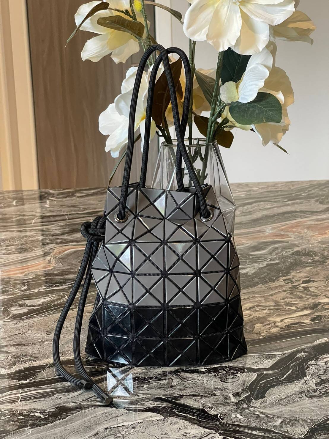 Baobao Issey Miyake Wring Small Bag กระเป๋าสะพายครอสบอดี้พร้อมสายรูดเปิดปิด สามารถปรับความยาวของสายได้ตามสไตล์ความชื่นชอบ ด้วยดีไซน์ทรงน่ารัก เหมาะสำหรับให้สาวๆหยิบใช้ในวันสบายๆ แต่เต็มเปี่ยมไปด้วยความคล่องแคล่ว ไฮไลต์ของซีซั่นนี้คือกระเป๋าที่มาพร้อมกับเช