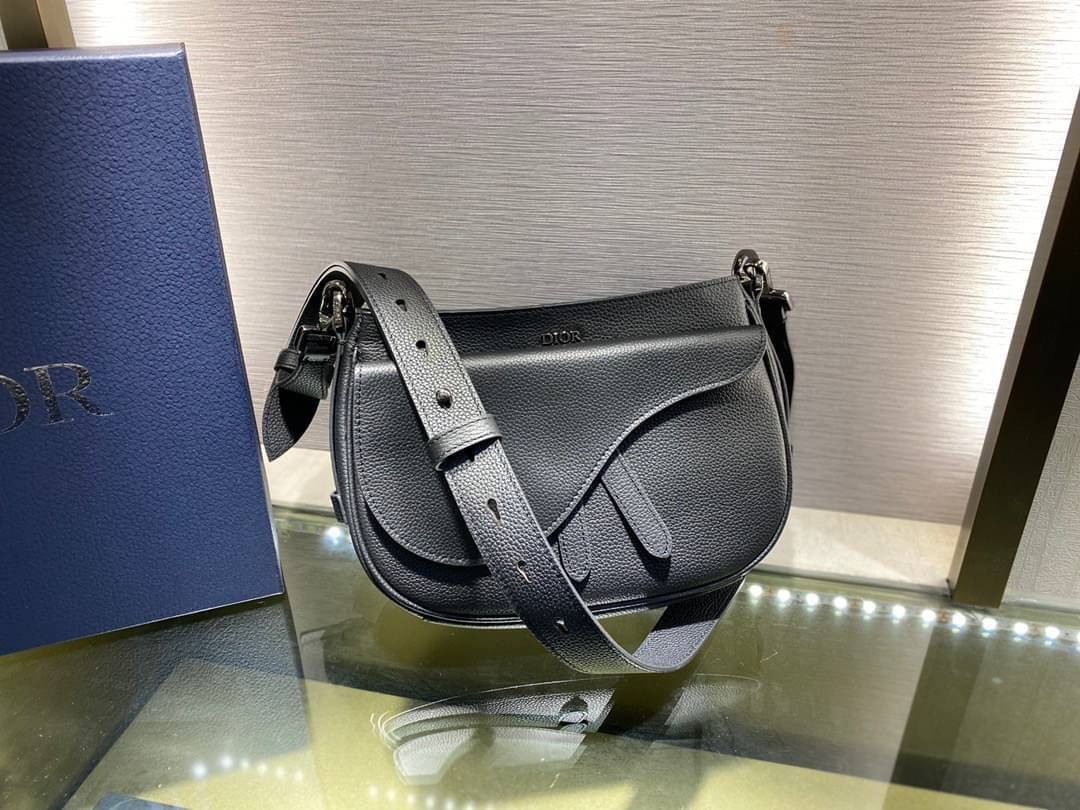 CHRISTIAN DIOR BLACK GRAIND GALFSKIN MINI SADDLE SOFT BAG / Dior Messenger Bag เกรดใช้งานสลับของแท้ เกรดออริจินอล ภาพสินค้าถ่ายจากงานขายจริง ใช้งานต่างประเทศได้