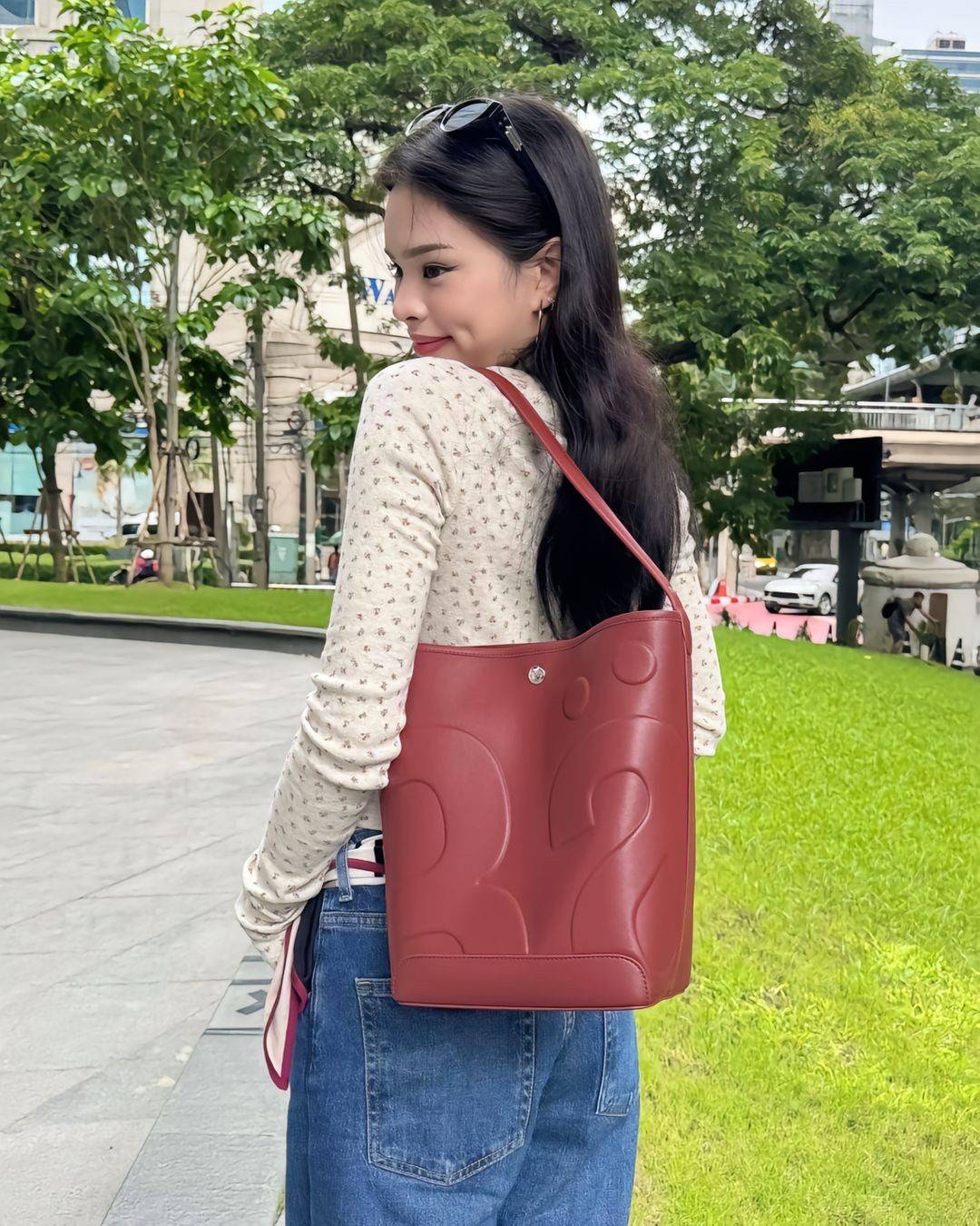 Rally The Bag Whisper กระเป๋าทรงบัคเก็ตงานหนังรุ่นใหม่ ฮอทติดลมบน มาแรงสะพายกันทั่วบ้านทั่วเมือง สายแบกสายขนห้ามพลาดจุของได้เยอะ รุ่นหนังผิวสัมผัสนิ่มมือ ทนทานและจุสิ่งของได้ครบครัน โดดเด่นด้วยโลโก้ตัวนูน