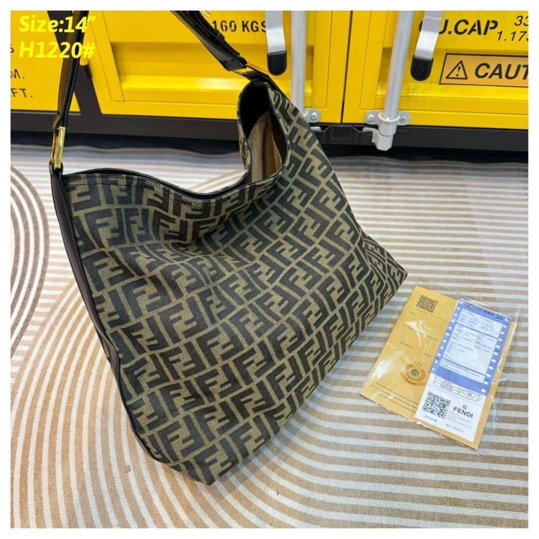 FENDI zucca hobo shoulder bag กระเป๋าสะพายทรงโท้ทใบใหญ่ เป็นรุ่นที่ทุกคนถามหา และมาแรงสุดๆ รูปทรงเรียบง่ายใช้งานได้แบบไม่มีเบื่อ