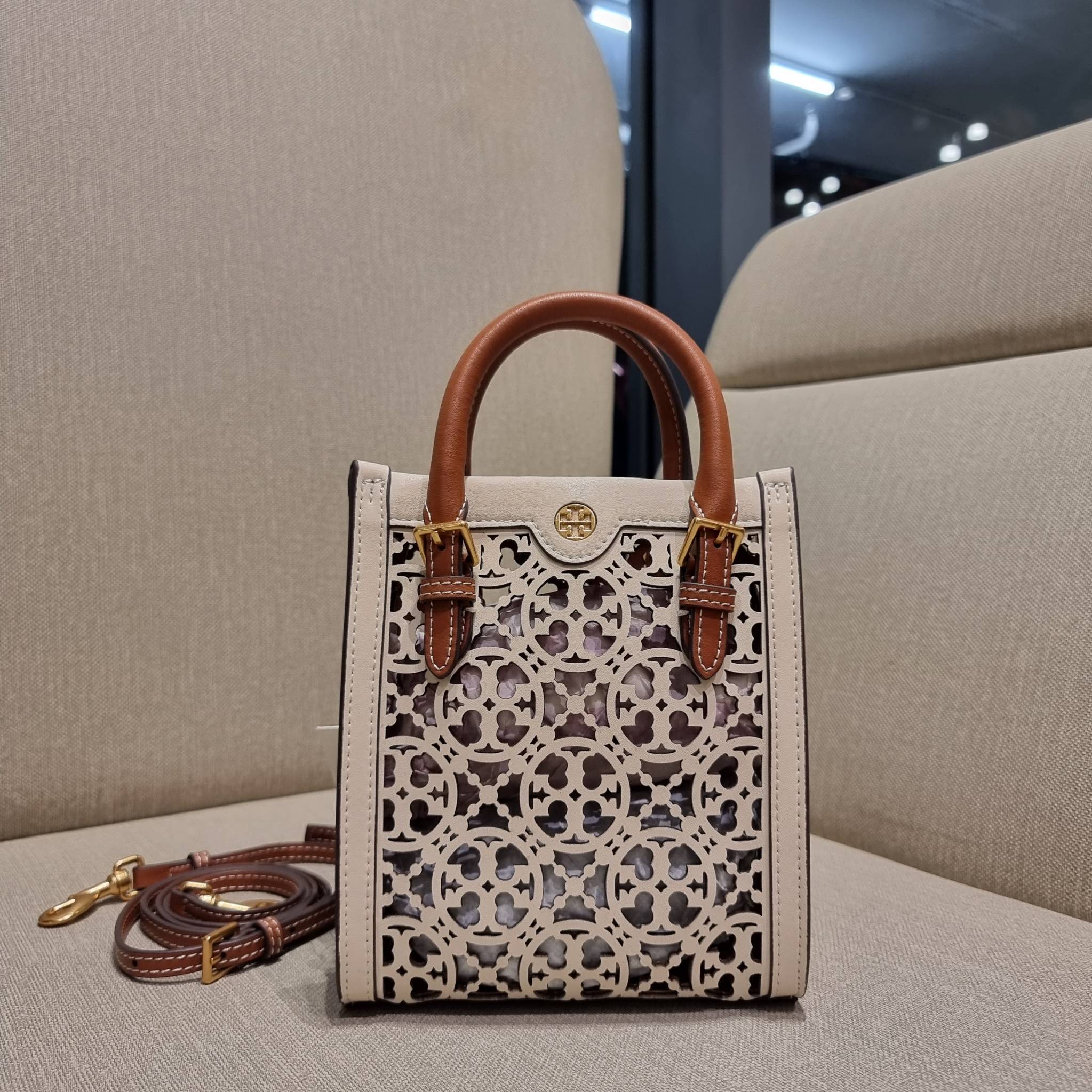 TORY BURCH T MONOGRAM LASER-CUT MINI TOTE ใจบางที่สุดกับคอลเลคชั่นนี้ กับกระเป๋าสะพายทรงโท้ท ไซส์มินิ ที่เพิ่มดีเทลความแพงด้วยการฉลุลวดลายโมโนแกรมรอบใบ ถักทอเป็นเส้นลายสานที่สวยงามมาก งานฝีมือจริงๆ วัสดุหนัง cowhide ปากกระเป๋ามีแถบแม่เหล็กกันหล่น และมีหูจ