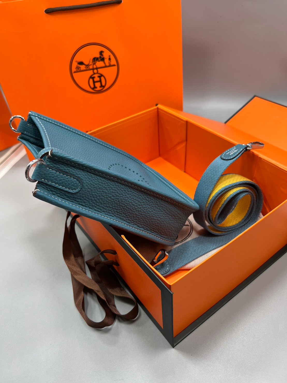 HERMES evelyne mini bag Luxury Bag กระเป๋าสะพายแบรนด์ดัง แบรนด์หรู คลาสสิกตลอดกาล ใช้ได้ทั้งชายหญิง ใบเดียวจบ สวยรวยปัง เกรดท็อปออริจินอล ภาพสินค้าถ่ายจากงานขายจริง ใช้งานต่างประเทศได้