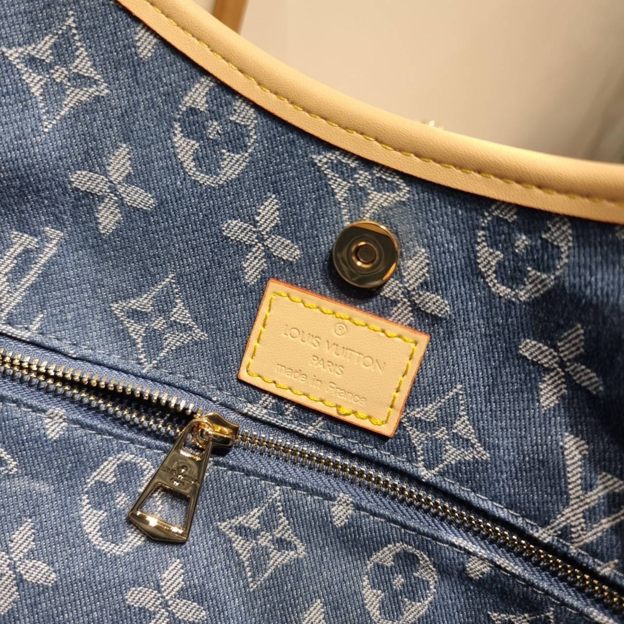 LV Monogram Denim Carry /LV CARRYALL DENIM BAG ใหม่ล่าสุด สไตล์เดนิมสุดชิค รุ่นลิมิเต็ดที่สาวๆตามหา กระเป๋าสะพายไหล่ทรงสวย ดีไซน์เรียบง่ายคลาสสิค หรู ดูผู้ดี รูปทรงใช้งานง่าย มาพร้อมใบลูก ไว้เก็บของจุกจิก