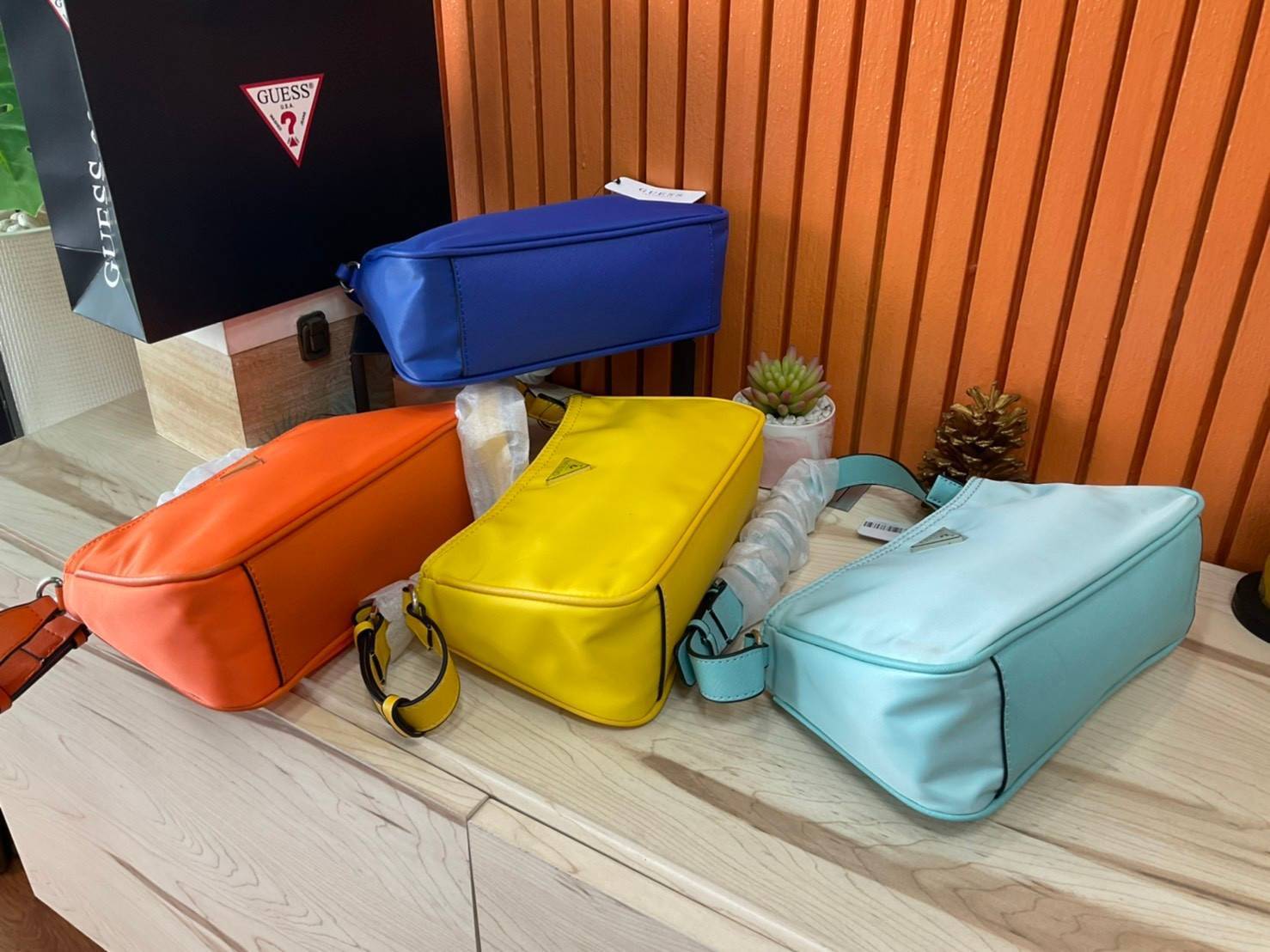 ของแท้ 💯% Guess Little Bay Nylon Shoulder Bag กระเป๋าสะพายไหล่/คล้องแขน ทรงคลัช สวยหรู ด้านหน้าประดับโลโก้แบรนด์ เปิดปิดด้วยซิป ภายในช่องหลักโล่กว้าง