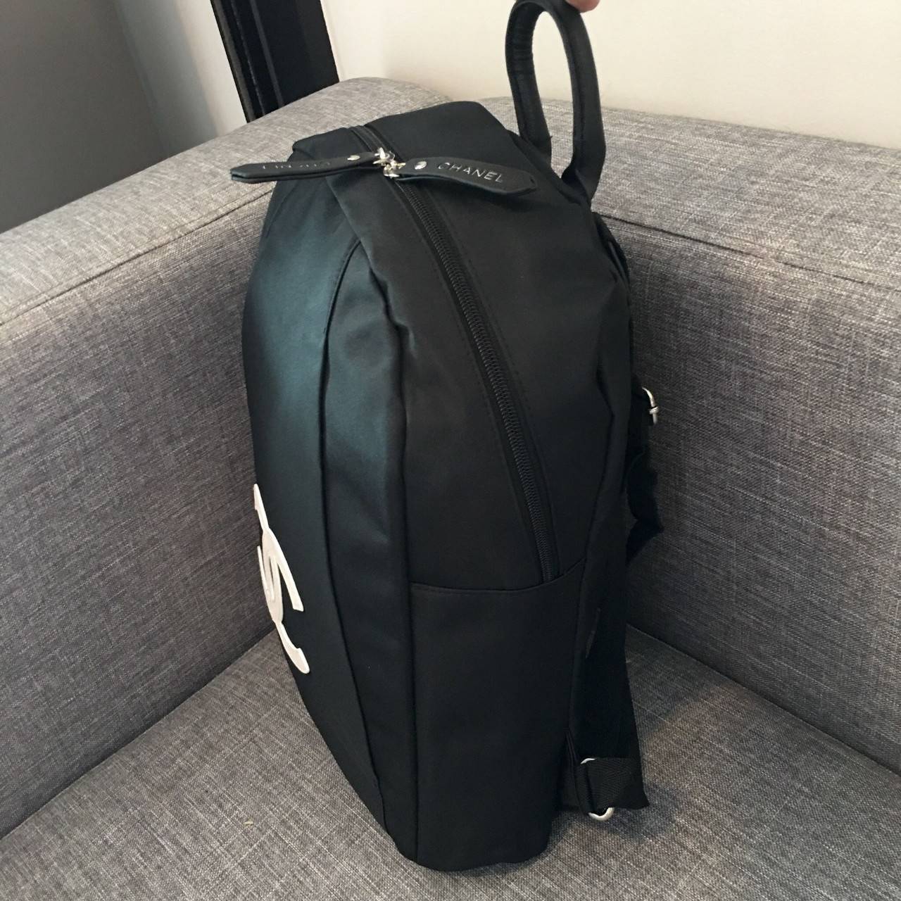 CHANEL VIP GIFT NYLON BACKPACK กระเป๋าเป้ Limited Edition VIP Gift With Purchase (GWP) ของเเท้จาก Chanel Perfumes Counter วัสดุ NYLON เนื้อหนาสีดำตัดโลโก้แบรนด์สีขาว เปิดปิดด้วยซิป หัวซิปแบรนด์ ขนาดกำลังดี น้ำหนักเบา กันนำ้ดูแลรักษาทำความสะอาดง่าย มีหูหิ้