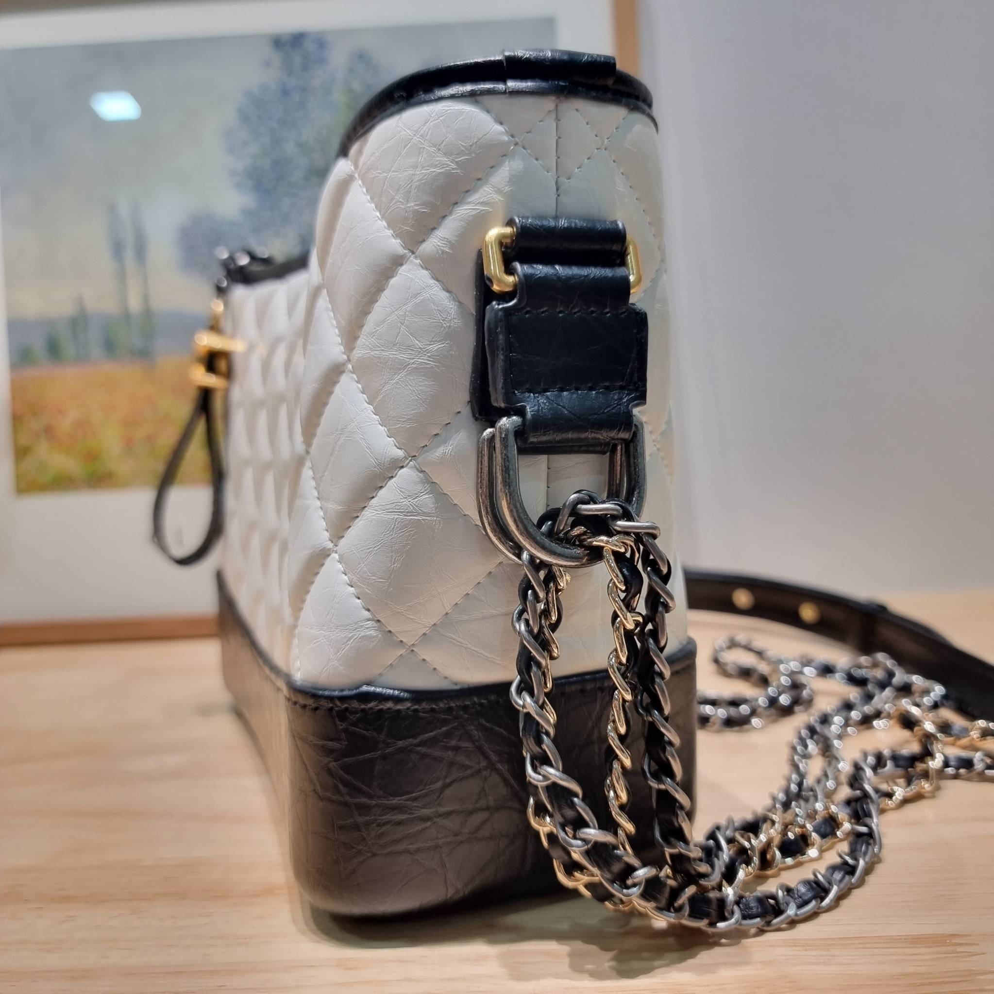 CHANEL Gabrielle Bag Medium สวยคลาสสิค No.1 ต้องยกให้ไอเท็มนี้เท่านั้น กับกระเป๋าสะพายซิกเนเจอร์ ดีไซน์ไม่เหมือนใคร เป็นเอกลักษณ์