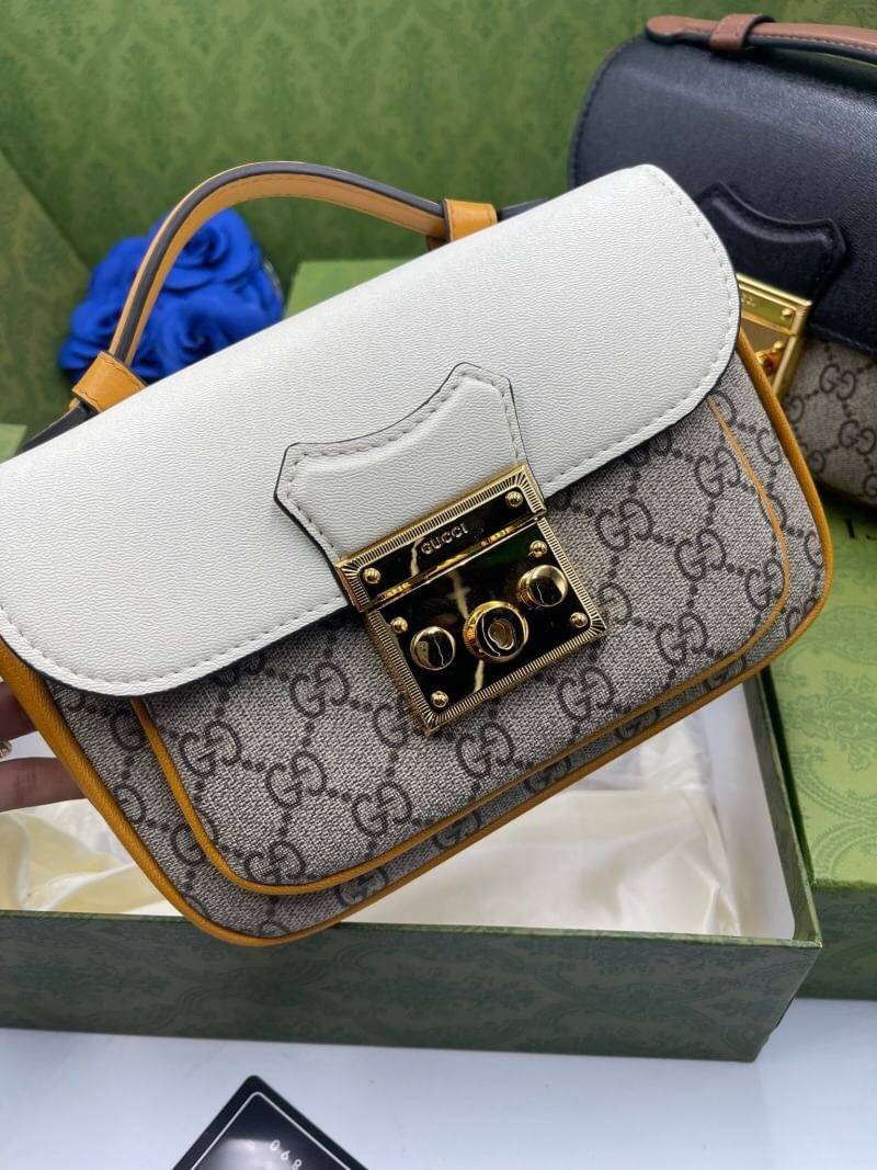 VIP GIFT 】หนังแท้ GUCCI mini Padlock bag GG Supreme canvas หนึ่งในแบรนด์เนมยอดฮิตระดับโลกที่สายแฟชั่นตัวจริงต้องมีสักใบในตู้ เพราะเป็นแบรนด์ที่เหล่าบรรดาเซเลปและดาราใช้กันเยอะมาก รุ่นก็เป็นอีกหนึ่งใบที่คุ้มค่าคุ้มราคามากค่ะ ด้วยดีไซน์ที่ใช้งานได้หลายโอกาส