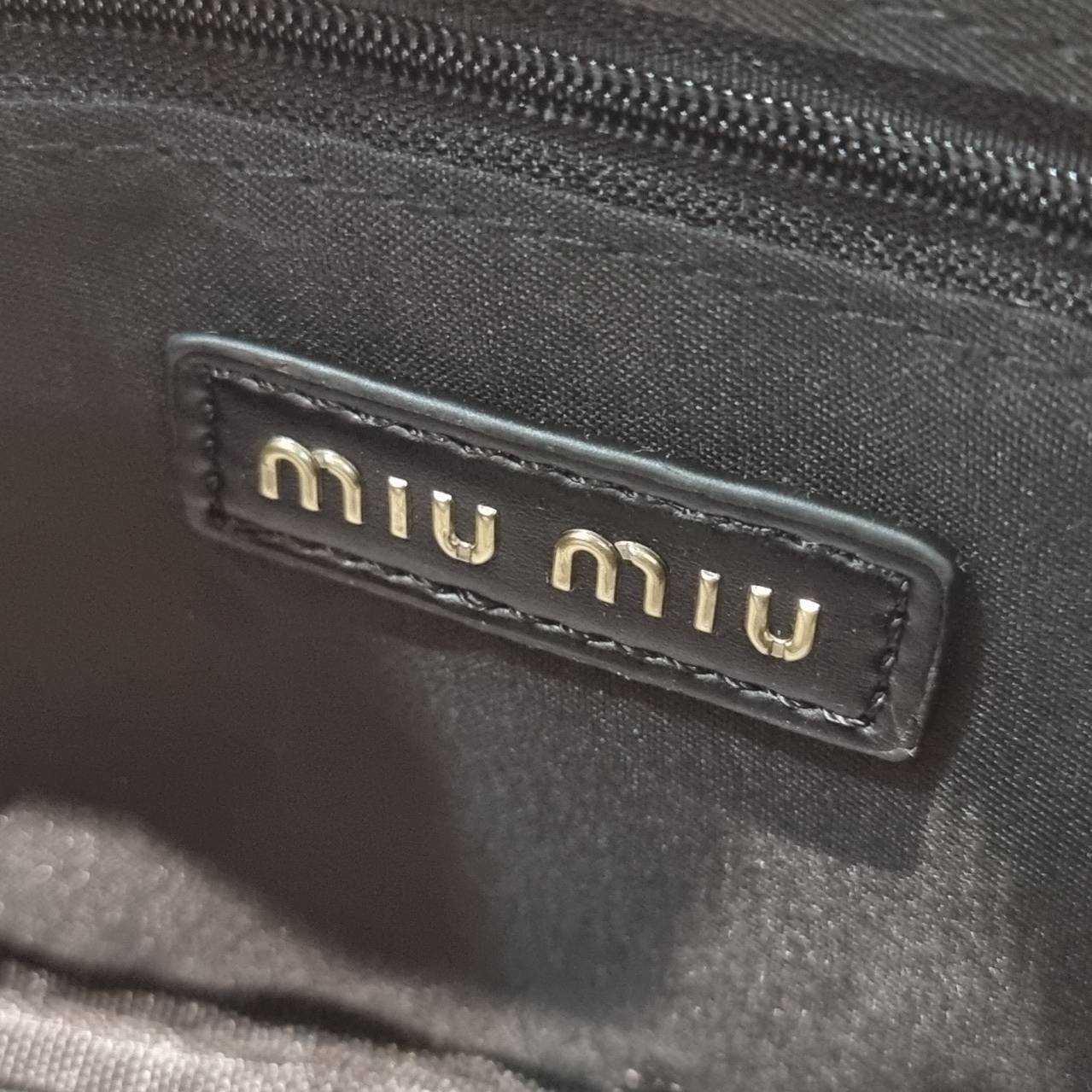 MIU MIU ARCADIE METELASSE MINI LEATHER BAG กระเป๋าถือ/สะพายสุดชิค ที่ไม่มีตอนนี้คือพลาด ดีไซน์เพิ่มดีเทล ด้วยการเดินด้ายเป็นเอกลักษณ์ สวยดูแพง