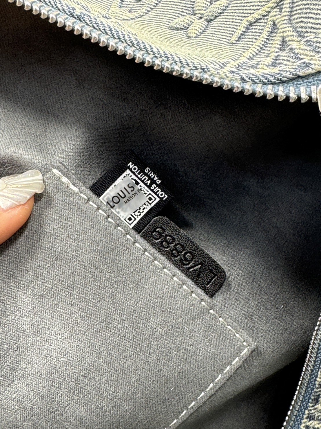 LV Keepall Bandoulière 50 denim classic travel bag กระเป๋าเดินทางสุดคลาสสิก ออกแบบใหม่ด้วยผ้าเดนิมสีซีดพร้อมลาย Monogram ภายในกว้างขวาง ขนาดเหมาะสำหรับการพักผ่อนในวันหยุดสุดสัปดาห์ หรือขึ้นเครื่องใส่สัมภาระได้อย่างครบถ้วน ตอบโจทย์มากค่ะ