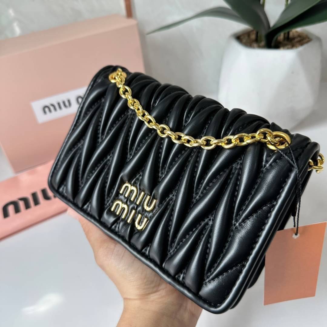 Miu Miu Matelassé Nappa Leather Mini Bag / Miu Miu Woman’S Bag Chain Mini bag กระเป๋ามินิรูปทรงสี่เหลี่ยมวัสดุหนังNappa มีความนุ่มมือและเงางาม