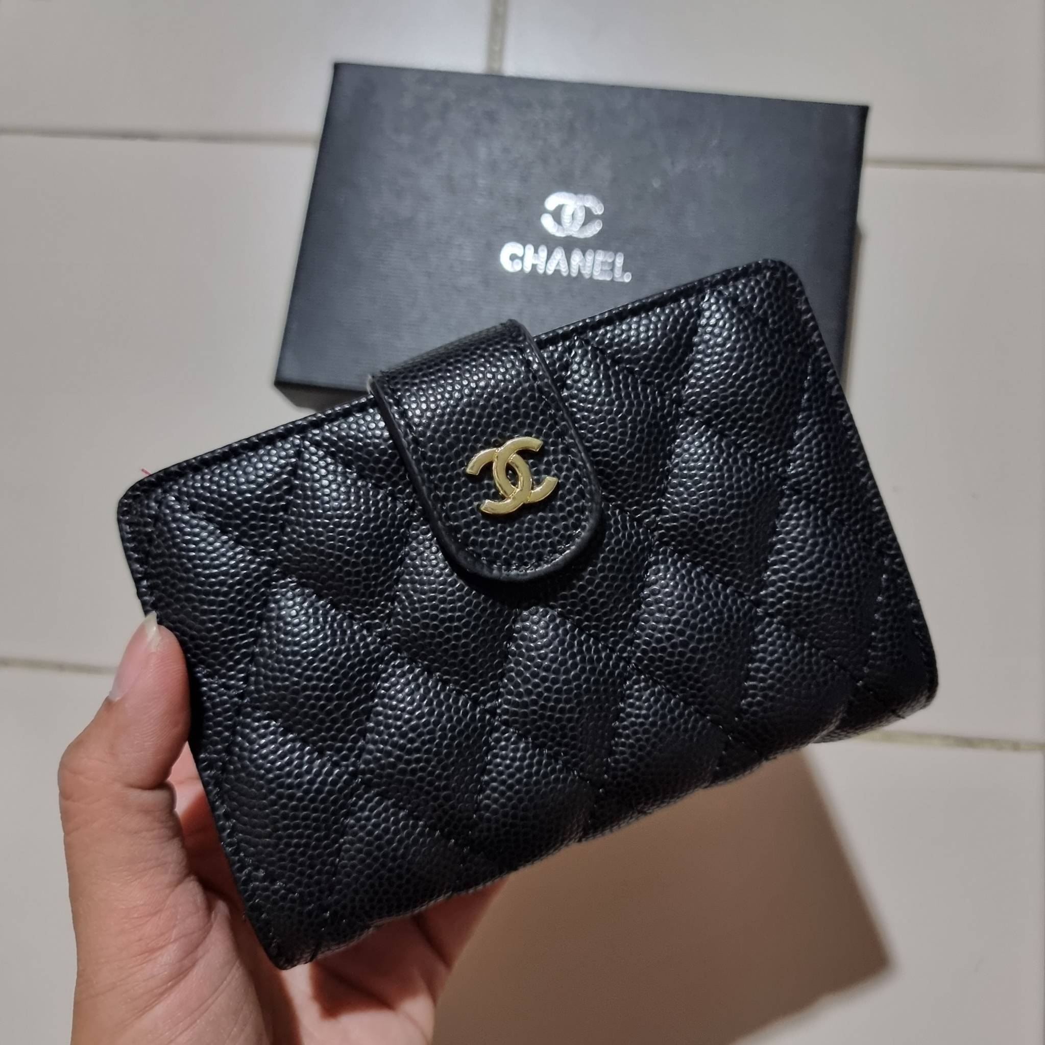 VIP 】หรูสุด ไม่ต้องพูดเยอะ!! HOT ITEM!! กระเป๋าสตางค์ใบกลางขนาดเหมาะมือ ดีไซน์ลุคผู้ดี สวยคลาสสิคจาก Chanel premium for gift วัสดุหนังลายคาร์เวีย ใช้งานง่าย เปิด-ปิดด้วยกระดุมแม่เหล็ก และซิปรูดช่องสำหรับใส่เหรียญ สะดวกมากๆ ภายในกระเป๋ามีช่องใส่บัตร ใส่ธนบ