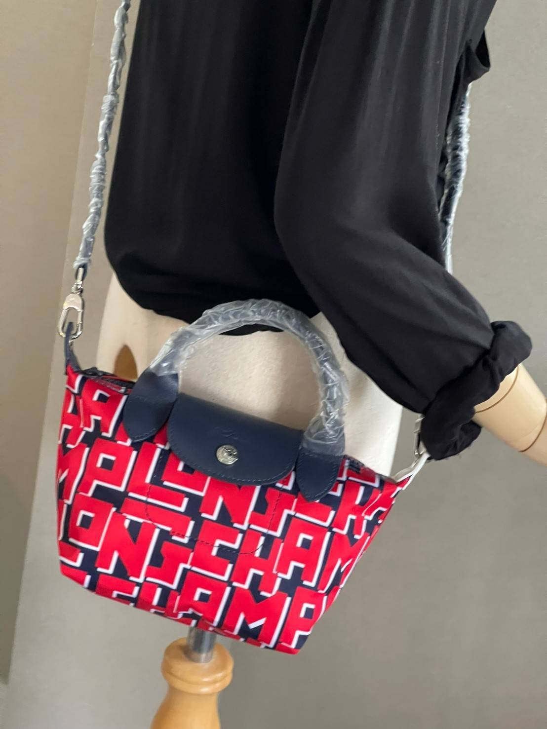 LONGCHAMP LE PLIAGE COLLECTION TOP HANDLE BAG XS พบกับคอลเลคชั่นใหม่ล่าสุด มีดีไซน์ที่เรียบหรูและคลาสสิก แฝงด้วยลูกเล่นแบบเฟมินีน แถมยังมีน้ำหนักเบาอย่างไม่น่าเชื่อ มาพร้อมกับหูจับกระเป๋าคู่และฝาปิดแบบกระดุม กระเป๋าถือใบนี้สามารถใช้ถือแบบทั่วไป มีสายสะพาย