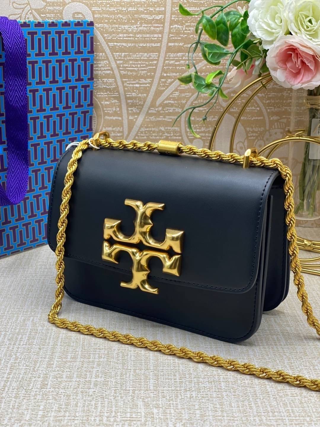 Tory Burch Eleanor Medium Convertible Shoulder Bag / Tory Burch 75003 ฮอตไอเท็ม รุ่นนี้ขายดีขายหมด สวยหรู คุณหนู ผู้ดี!! หายากมากแล้วน้า กระเป๋าสะพายข้าง ดีไซน์อยู่ทรง ขนาดกำลังสะดวกใช้สำหรับสาว เปิด-ปิดด้วยแถบแม่เหล็ก ภายในแบ่งสัดส่วนได้เป็นอย่างดี
