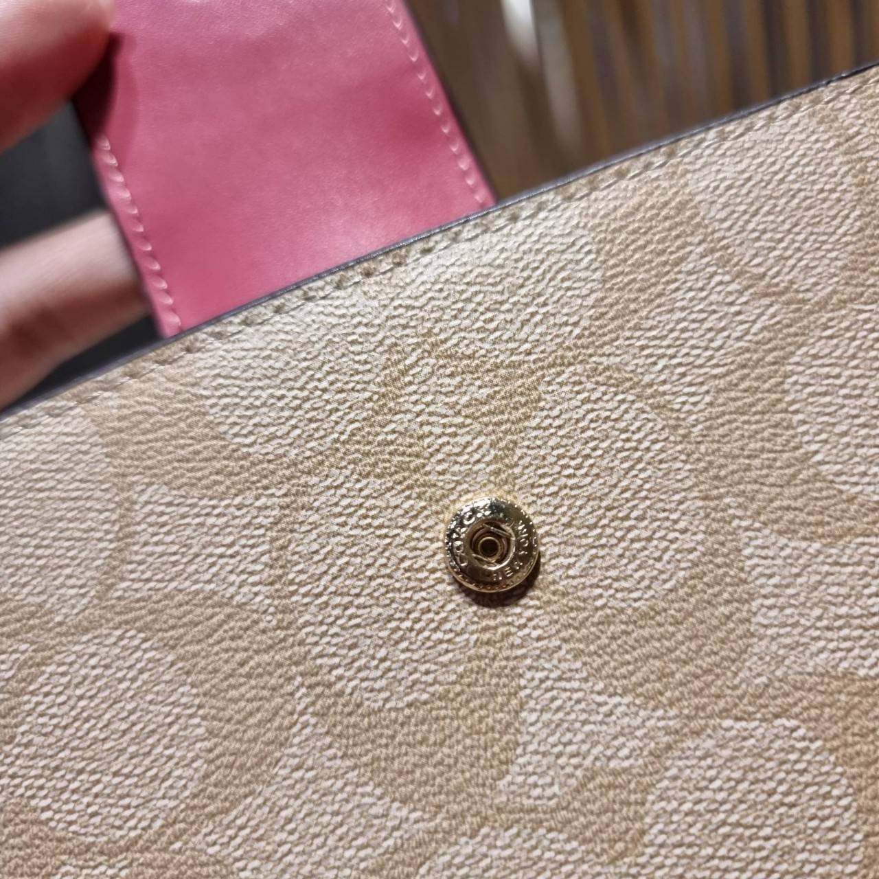 พร้อมส่ง 7 สี COACH C2874 TECH WALLET IN COLORBLOCK SIGNATURE CANVAS จัดให้สีใหม่ก่อนใคร!! ดีไซน์ใหม่ คอลเลคชั่นสวยหรู กระเป๋าสตางค์พร้อมสายคล้องมือ ง่ายต่อชีวิตมากจ้า!! มันดีอะไรเบอร์นี้ ใส่ได้ทั้งบัตร และโทรศัพท์ก็ใส่ได้ทุกรุ่น แถมยังมีช่องซิปแยกไปอีก ช