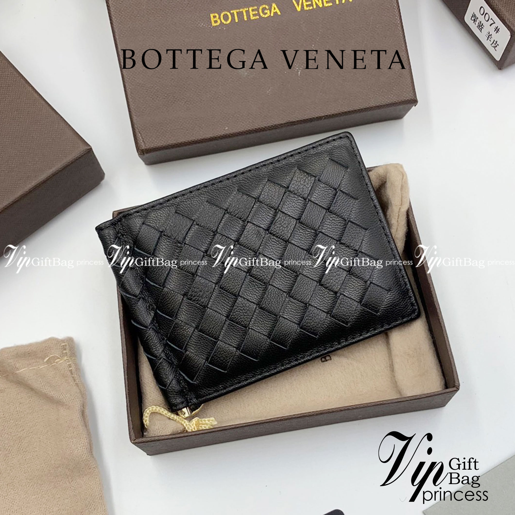 หนังแท้ BOTTEGA VENETA MONEY CLIP WALLET / BV Wallet / BV Men's Wallet พร้อมส่งที่ไทย กระเป๋าสตางค์ใบสั้น รุ่นคลาสสิกพร้อมคลิบโลหะ ที่หยิบมาใช้งานได้บ่อยที่สุด งานหนังลูกวัวแท้ทั้งใบ ใช้ทนทานได้นาน ใช้ทนทา